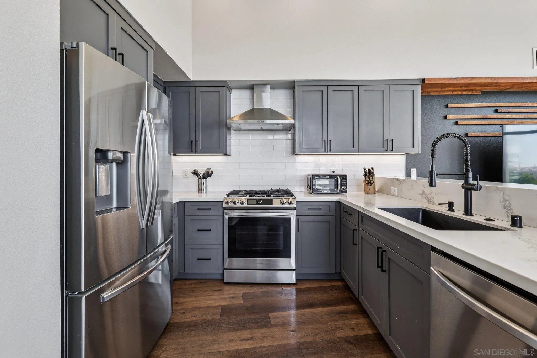 https://cdn.realtyfeed.com/cdn/127/260003630/100438f49b8adc1f91063db2aad7b260.webp