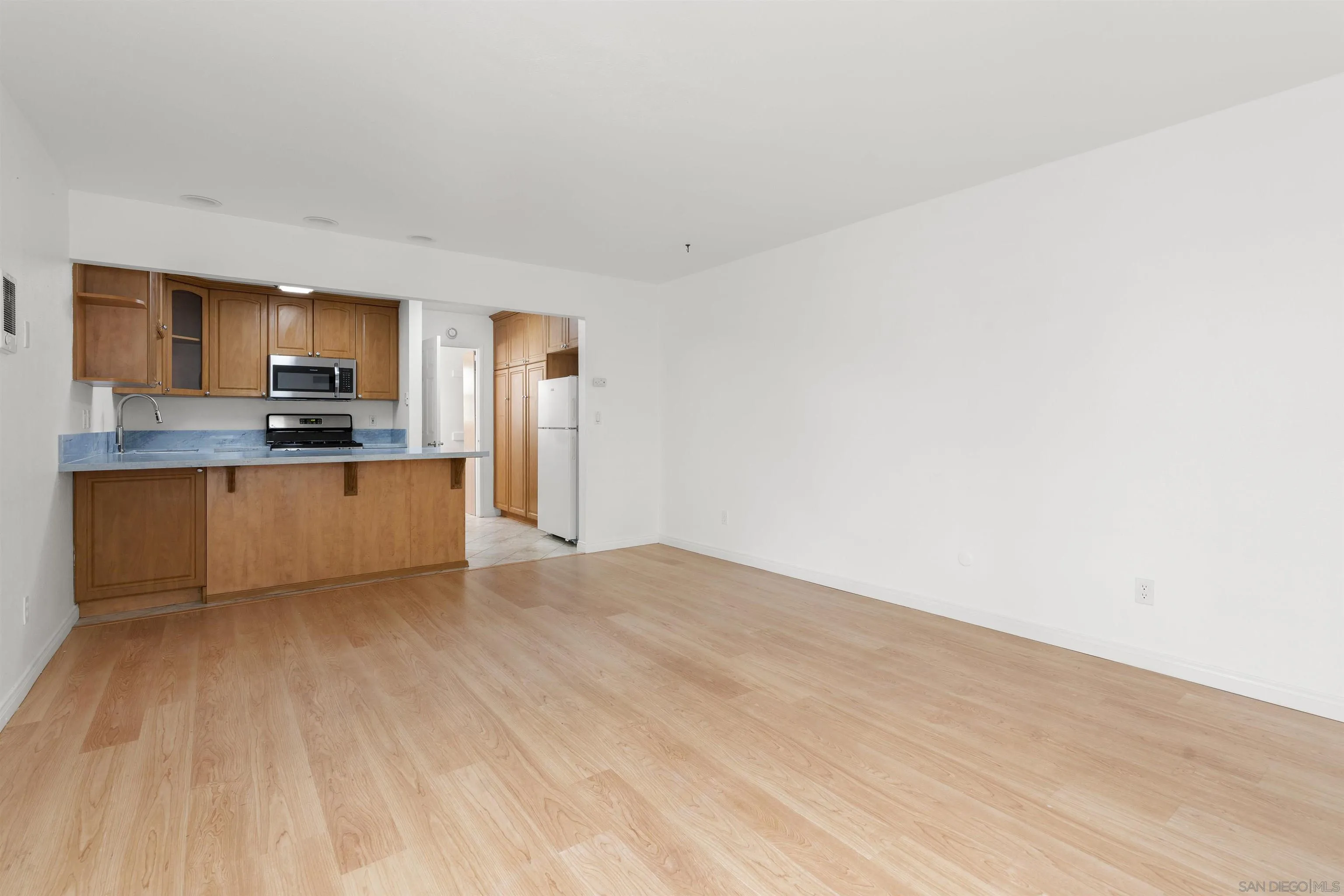https://cdn.realtyfeed.com/cdn/127/260003647/6ad6183645eb1e56b537e51c63c49b3f.webp