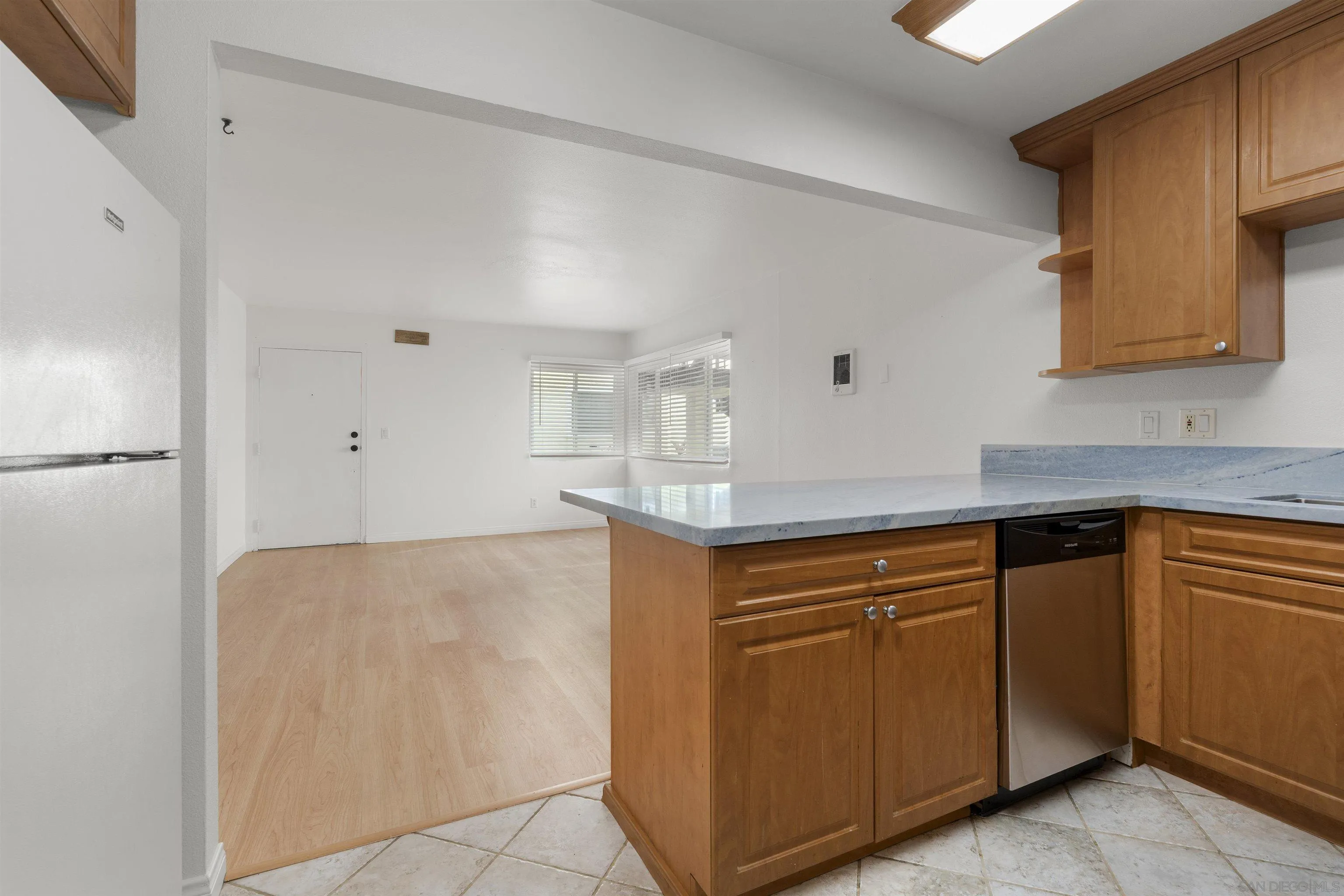 https://cdn.realtyfeed.com/cdn/127/260003647/a9cfa2ddaf139e53ada20c2c32bbce49.webp