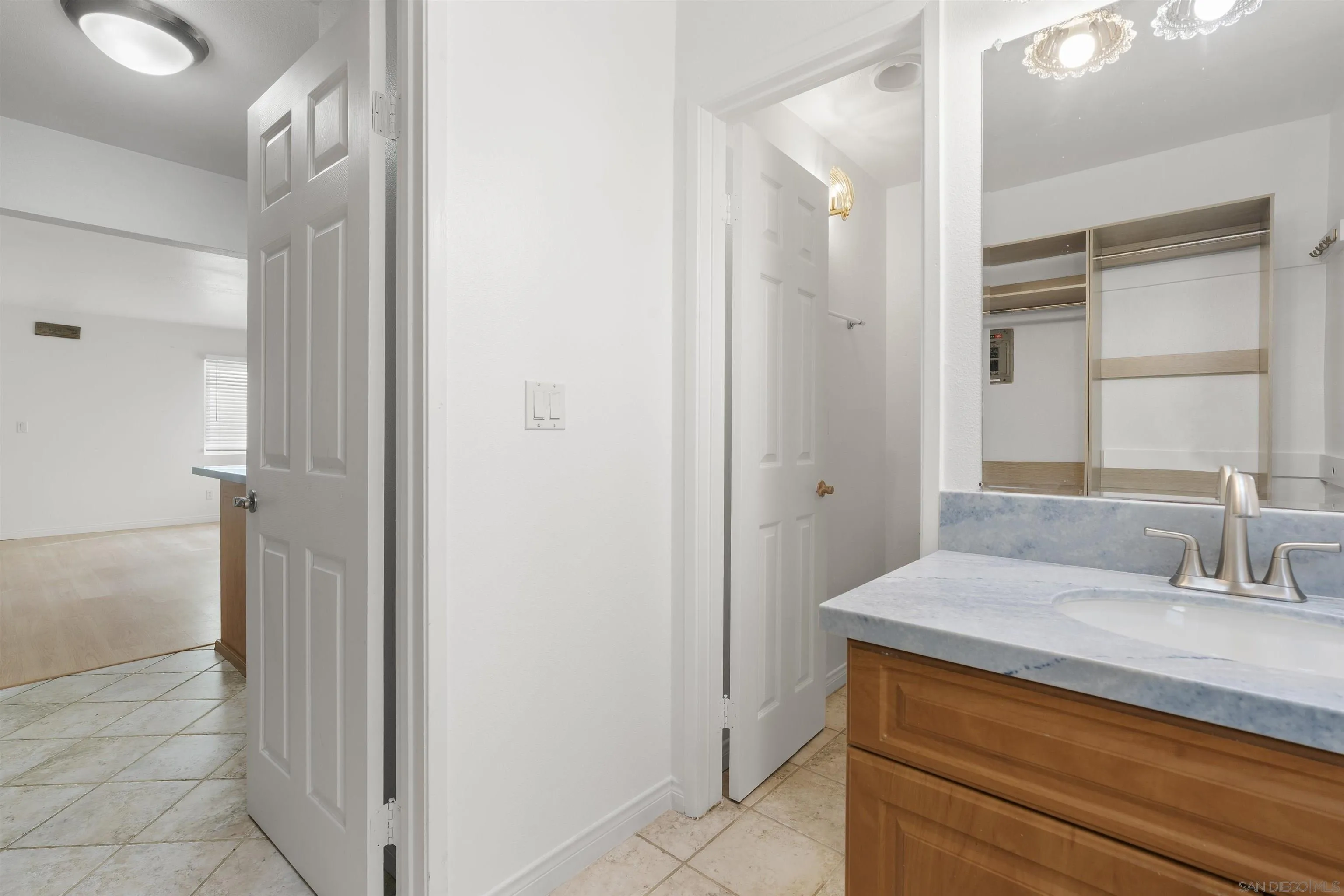https://cdn.realtyfeed.com/cdn/127/260003647/ef8b87836232fa38a18761fdcf6c97c5.webp