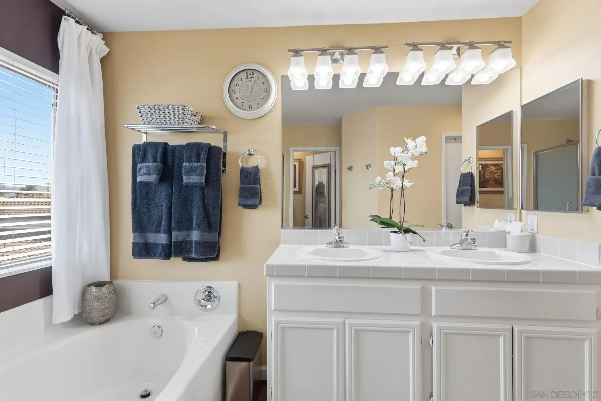 https://cdn.realtyfeed.com/cdn/127/260003666/0678bad8cea39810b418fe2110259ba7.webp