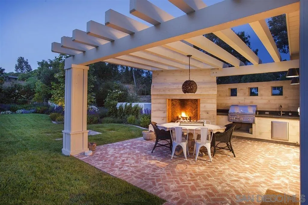https://cdn.realtyfeed.com/cdn/127/260003688/937a52117d0ee0bca7b888ab25de0b64.webp