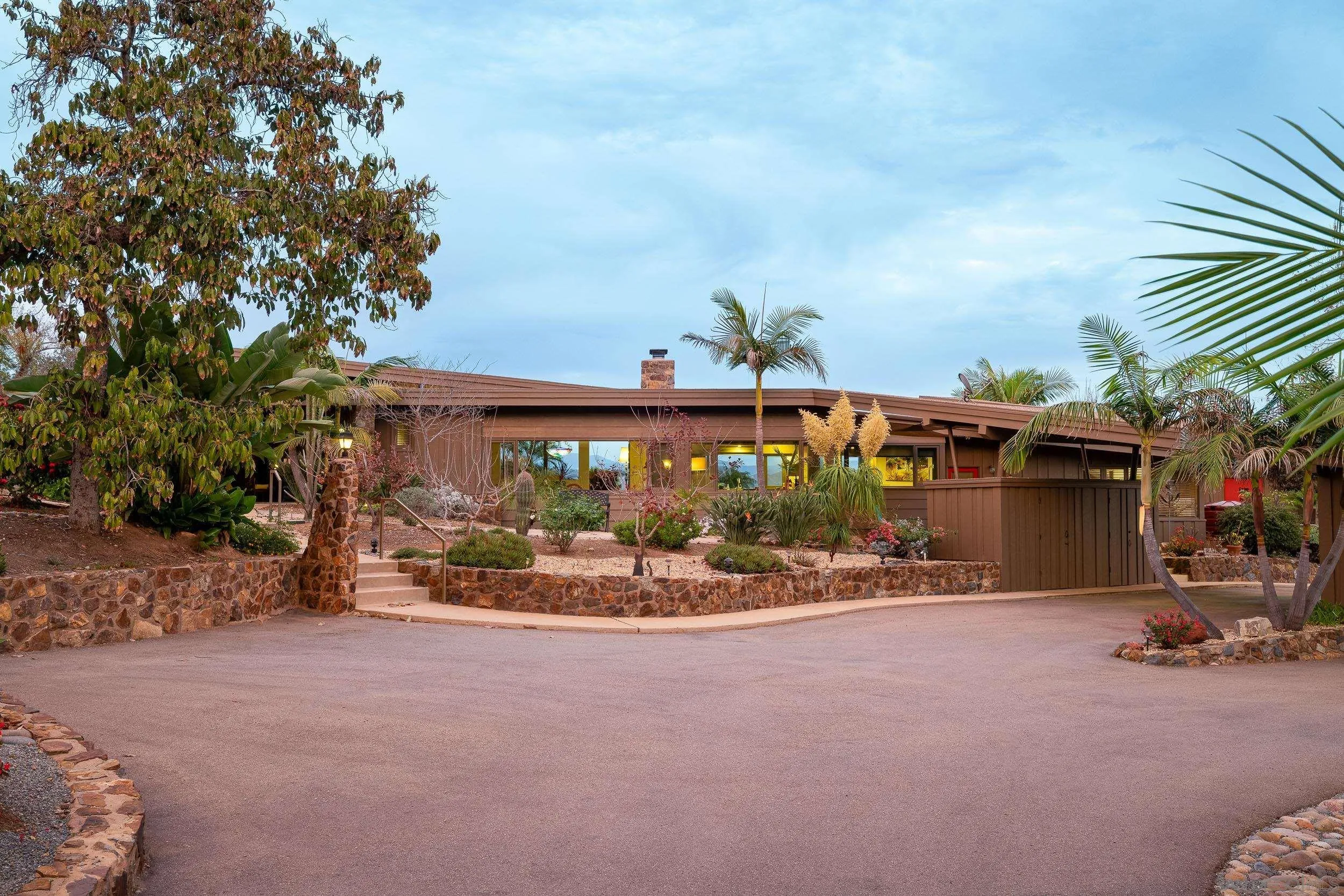 https://cdn.realtyfeed.com/cdn/127/260003700/657fedab90c57b03c07919c634ae75e1.webp