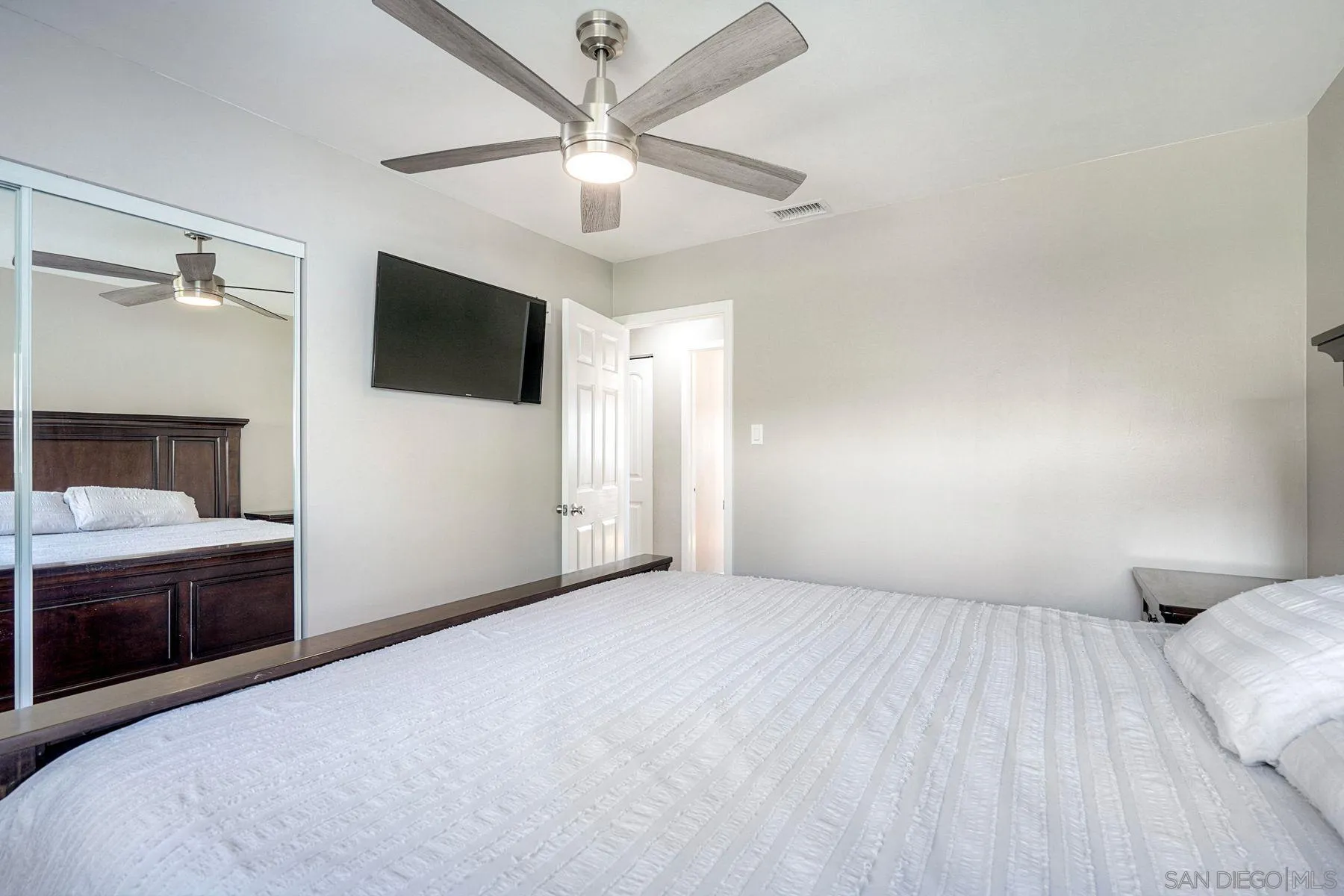 https://cdn.realtyfeed.com/cdn/127/260003707/8d3e09f7911e0330ab34bb1c9da78b30.webp