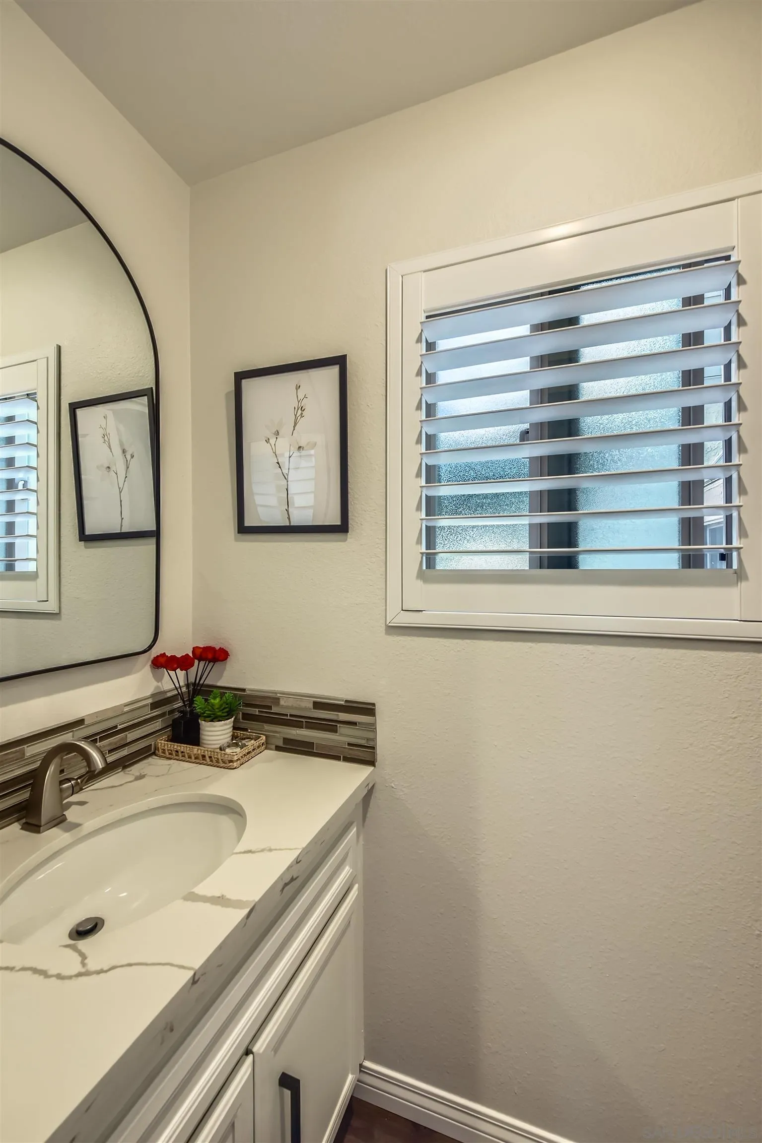 https://cdn.realtyfeed.com/cdn/127/260003715/8ace9d283aea676886c2c637dbaece98.webp
