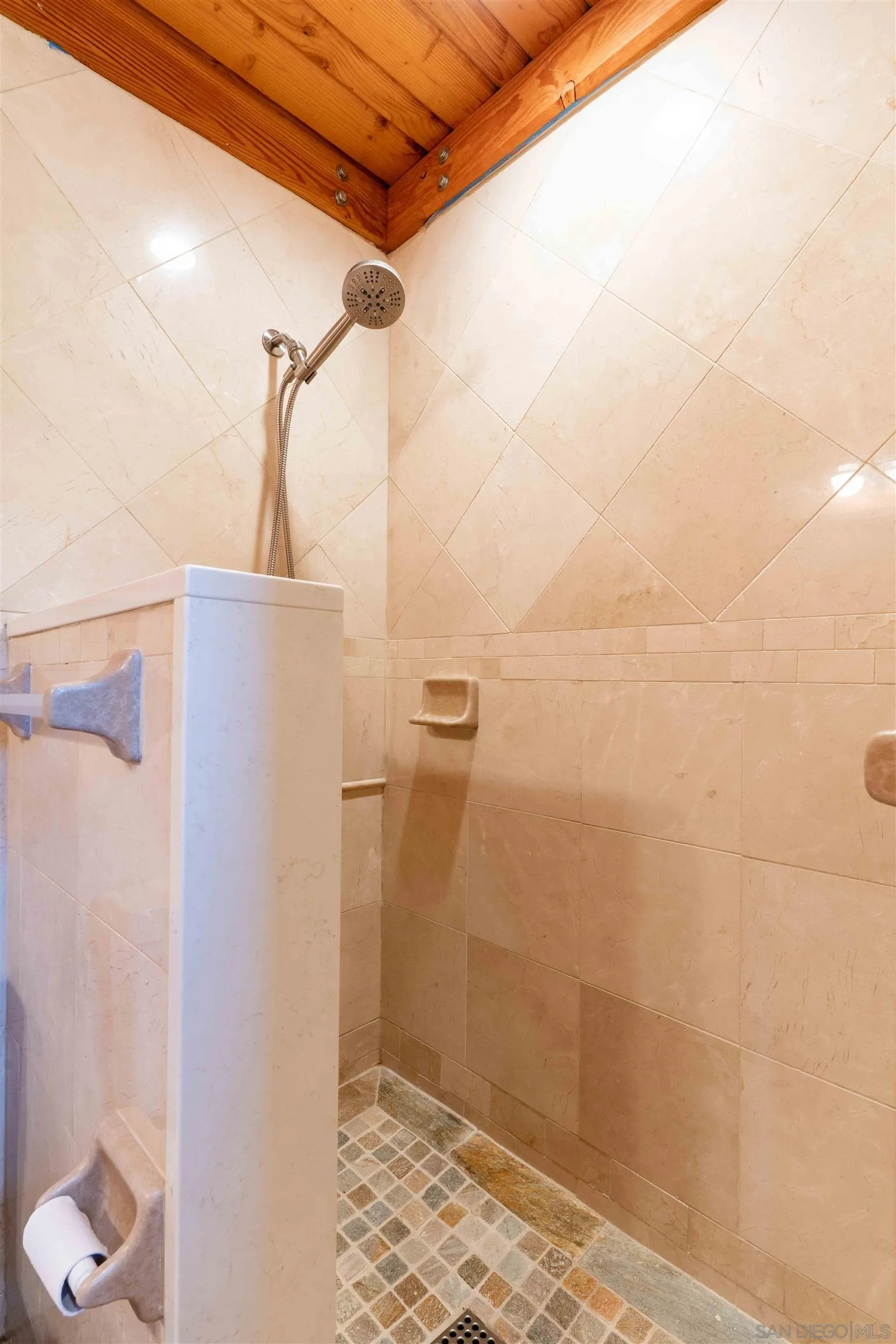 https://cdn.realtyfeed.com/cdn/127/260003751/df9e17783caa2e5a1e4d6e89d0af0c82.webp