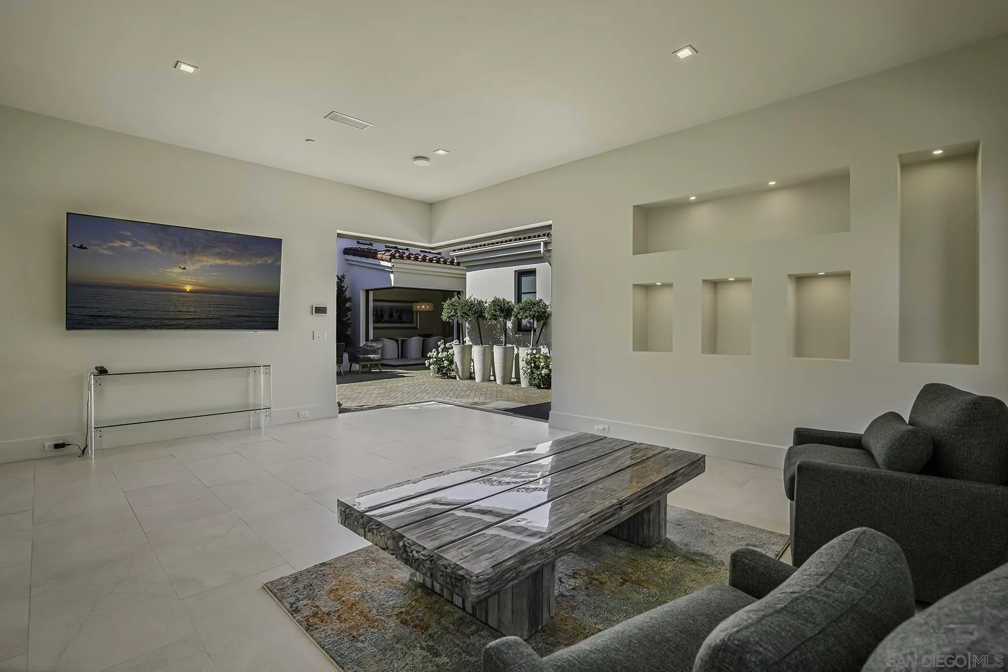 https://cdn.realtyfeed.com/cdn/127/260003755/16a00135655923337e8ce237e6da2e7b.webp