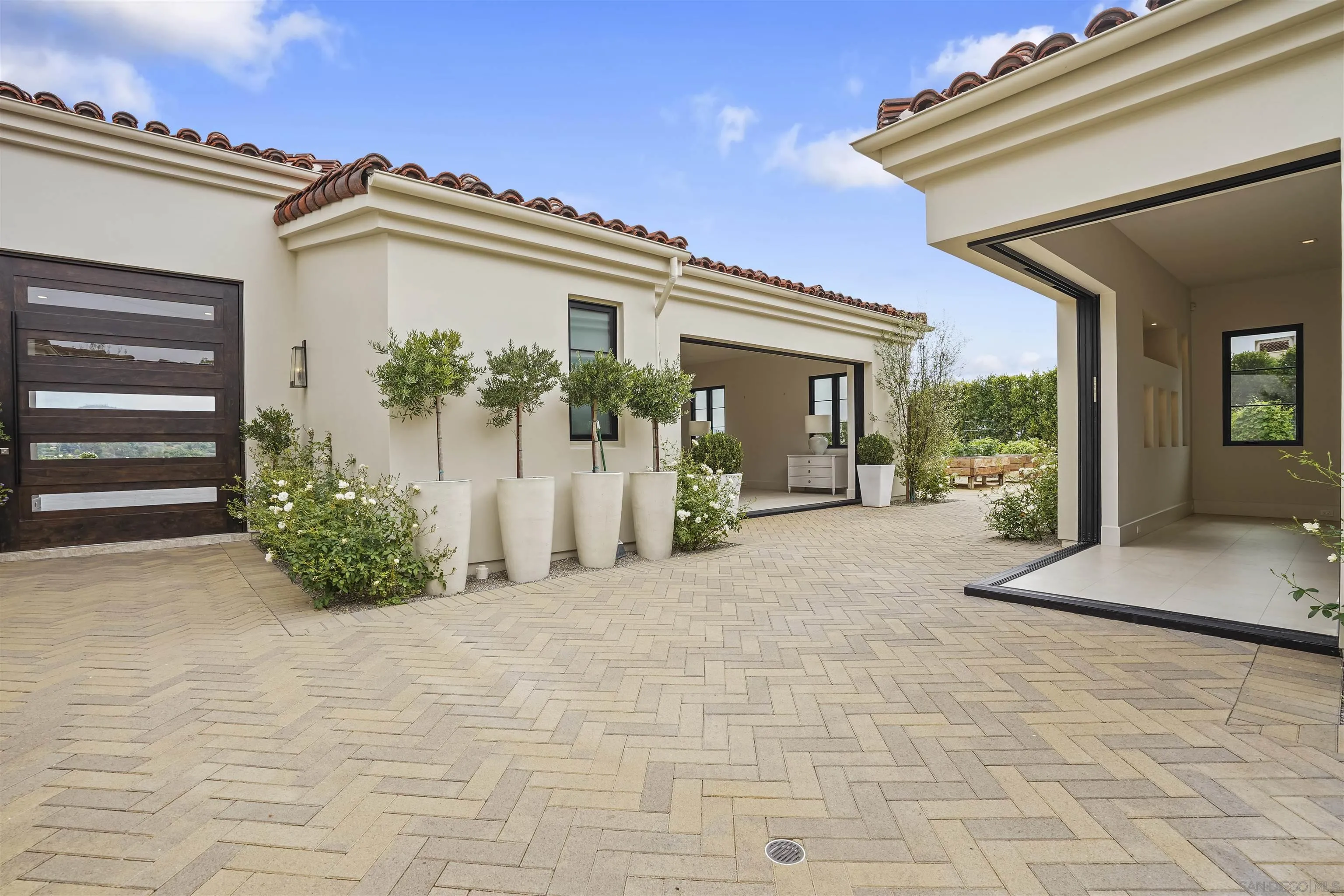 https://cdn.realtyfeed.com/cdn/127/260003755/fce0b2cbe9a2544cce2de2112809a88c.webp