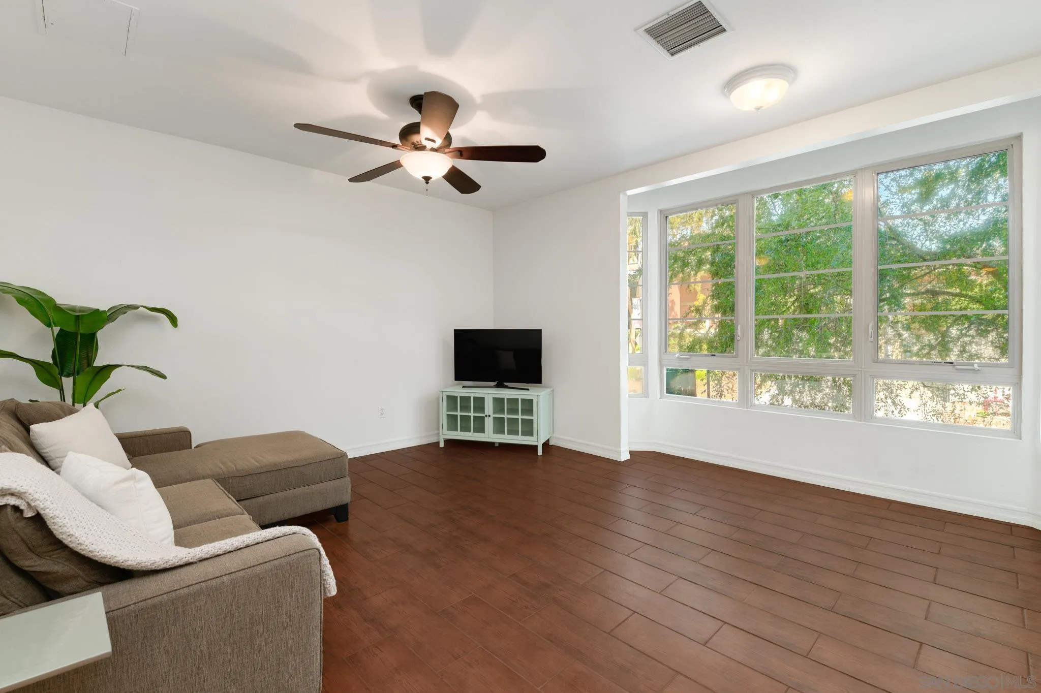 https://cdn.realtyfeed.com/cdn/127/260003760/12cc6788f88610d1262c77c37bedf0fc.webp