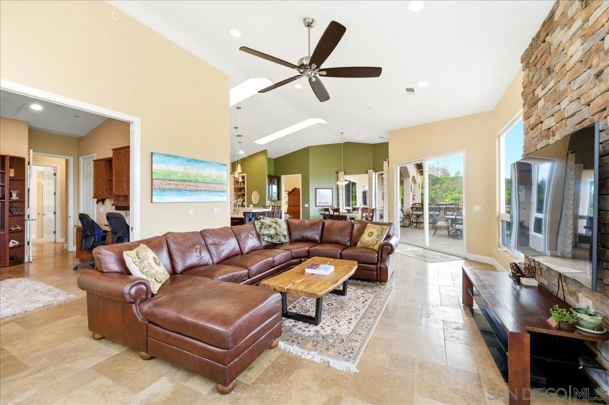 https://cdn.realtyfeed.com/cdn/127/260003761/f8b6b06ae7c58a1c0f39f7126cec95c2.webp