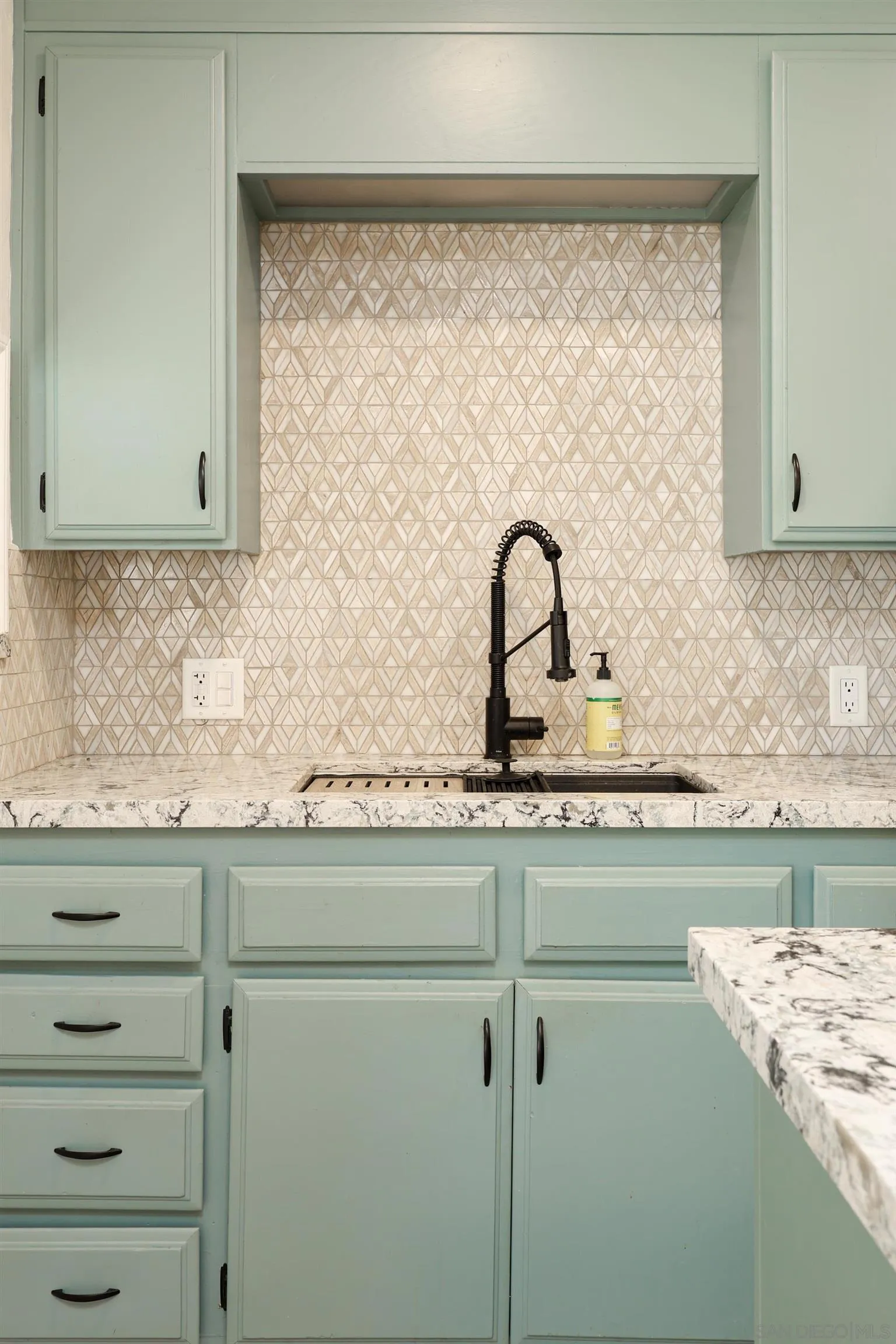 https://cdn.realtyfeed.com/cdn/127/260003850/87f336a9c7d7840bcb064ec872d551b4.webp
