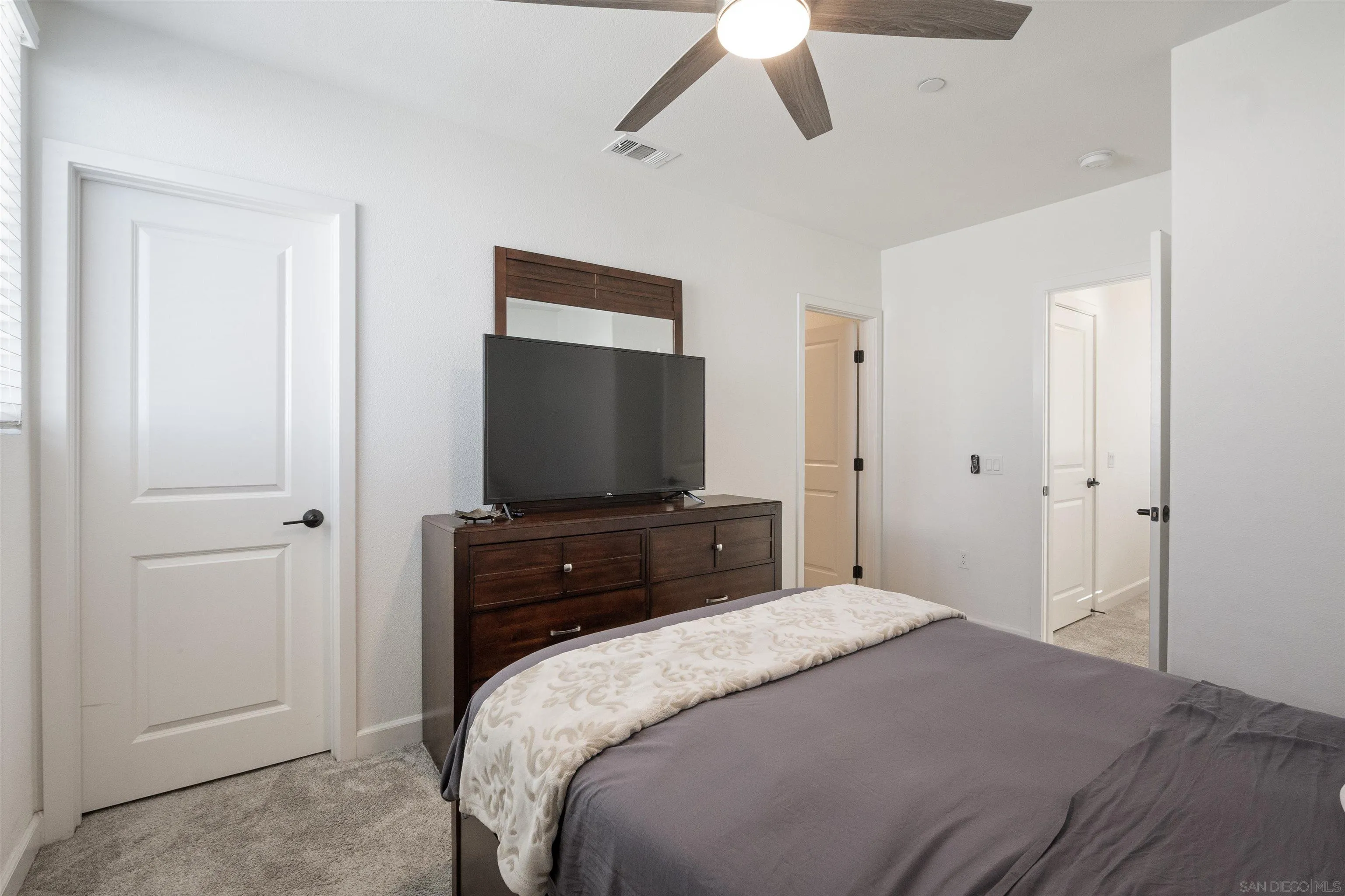 https://cdn.realtyfeed.com/cdn/127/260003854/9ede06a8772dea7768f90211a2acfb24.webp