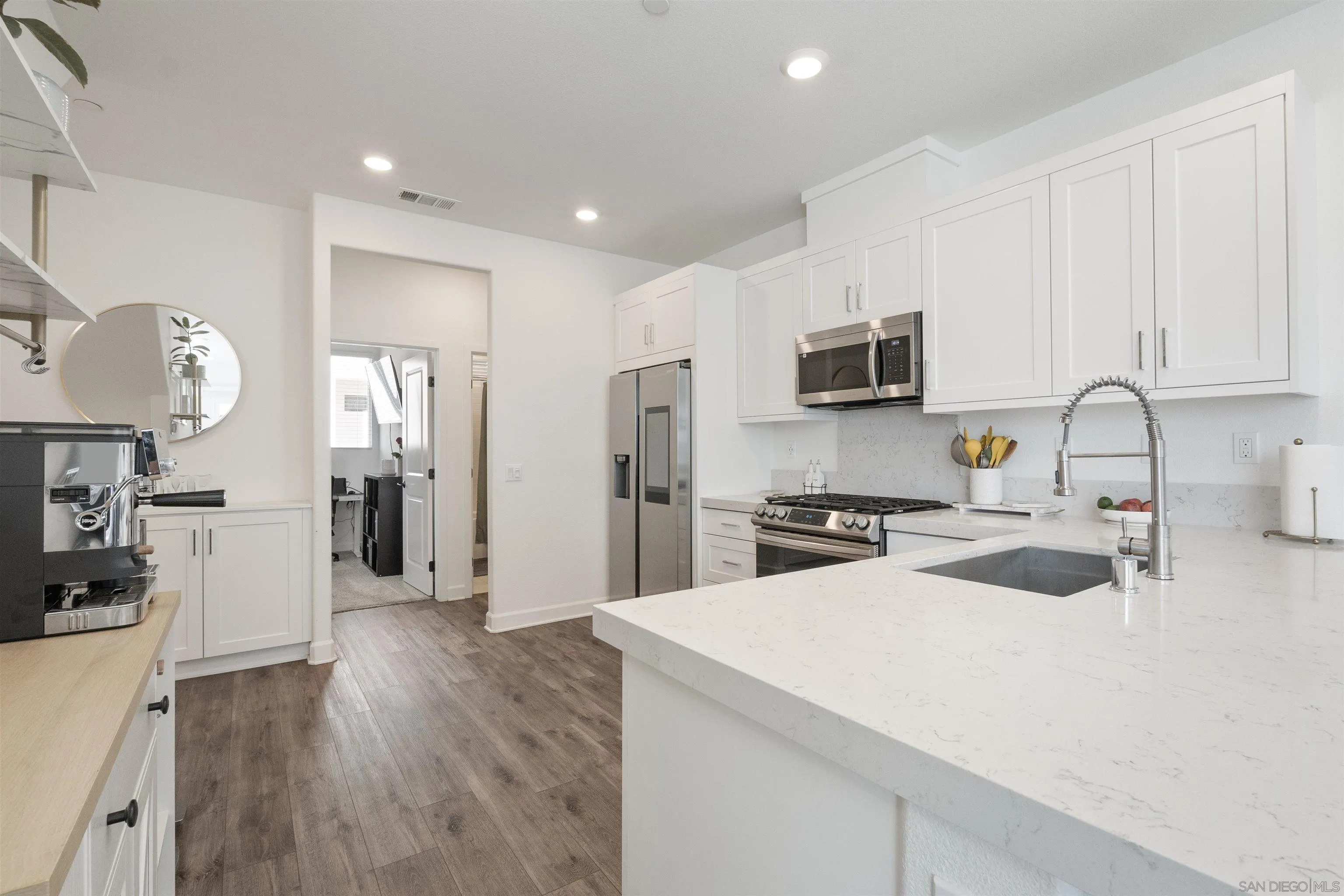https://cdn.realtyfeed.com/cdn/127/260003854/ffbbf2638623d19fbfbbd179ad7297c8.webp
