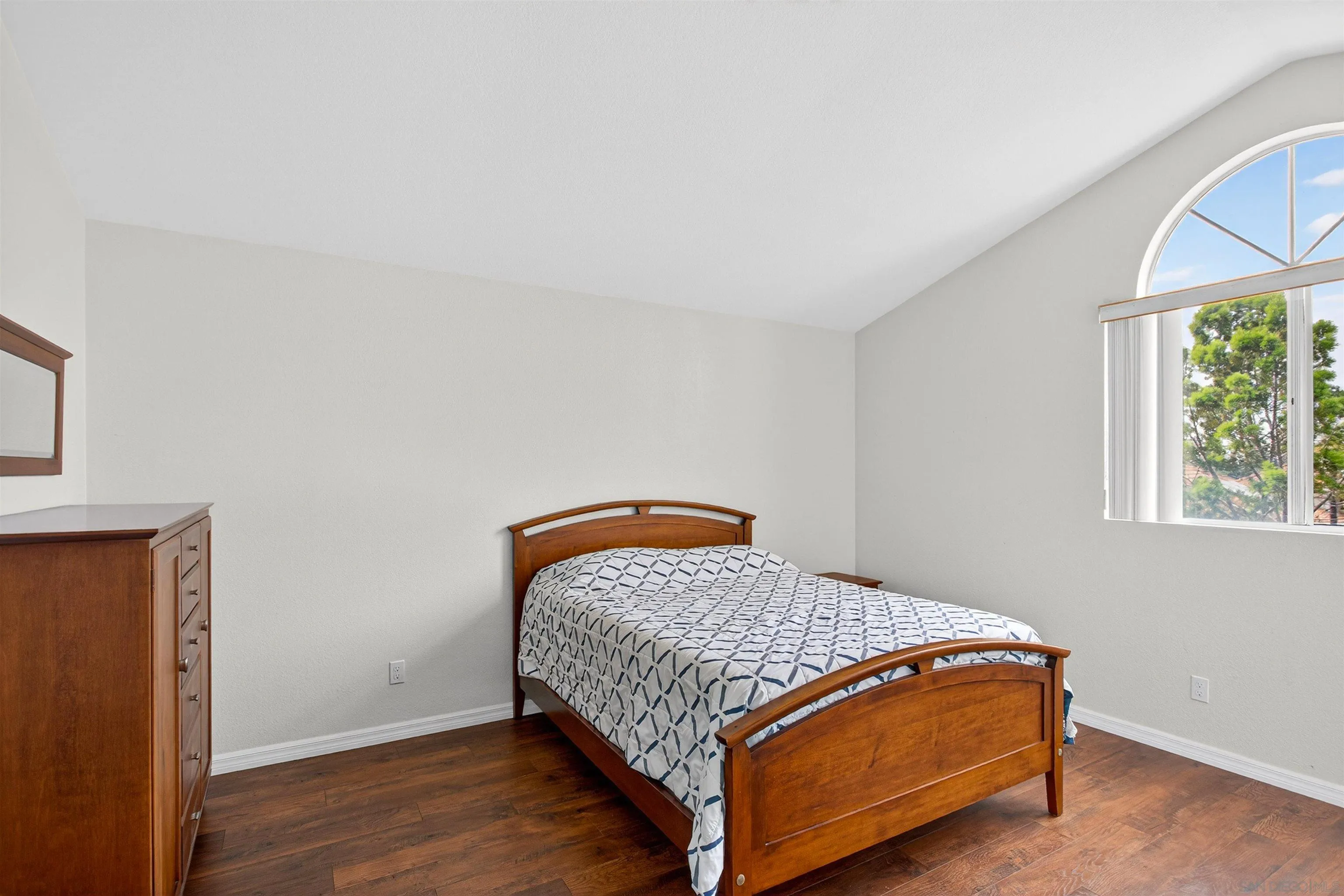 https://cdn.realtyfeed.com/cdn/127/260003857/f31c15e34b33981c264a8e8476aa8c58.webp