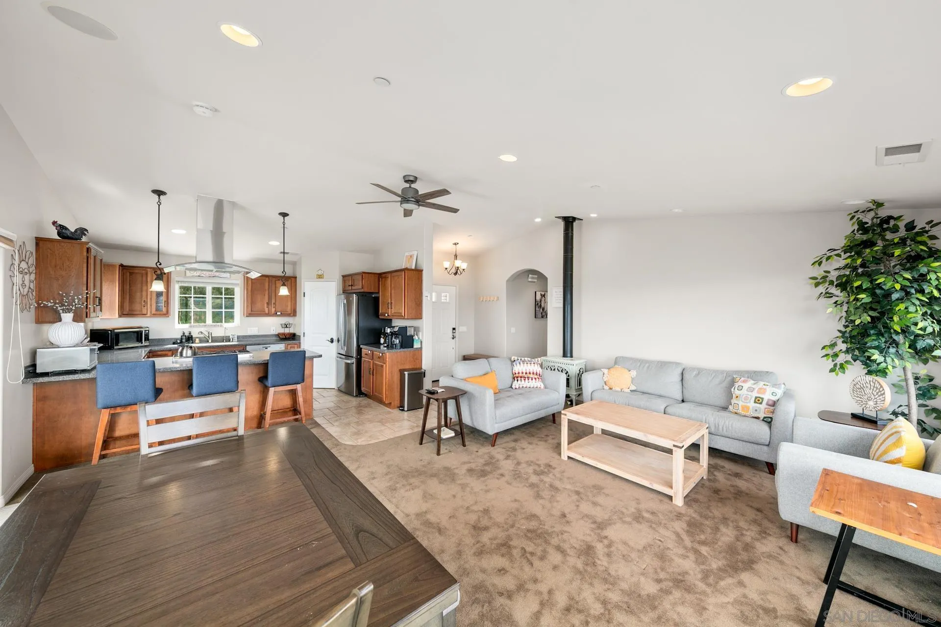 https://cdn.realtyfeed.com/cdn/127/260003861/919f59f011901d8506bd07a833bf43fd.webp