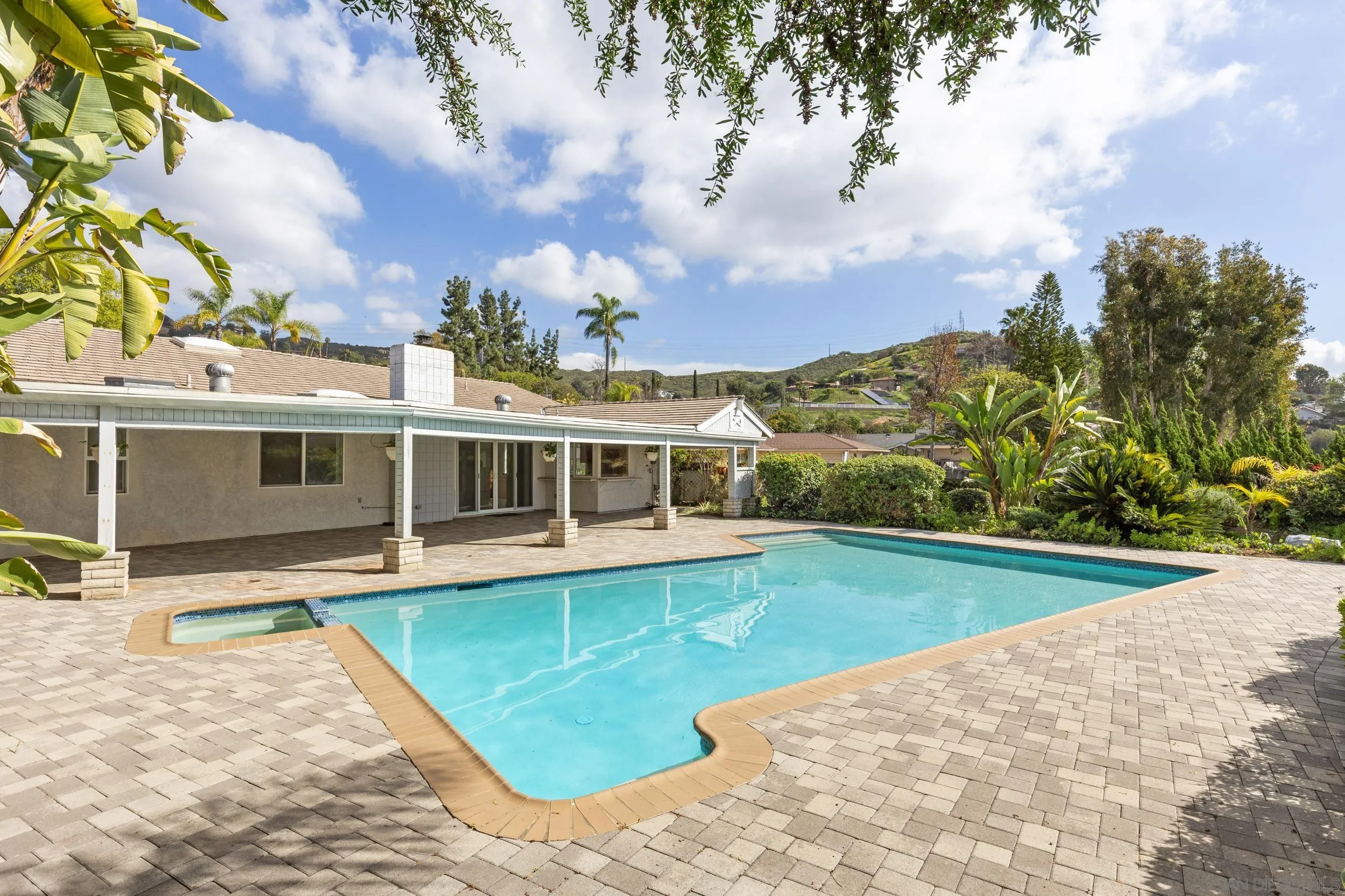 https://cdn.realtyfeed.com/cdn/127/260003865/082f893c2664983032a66141c35906c4.webp