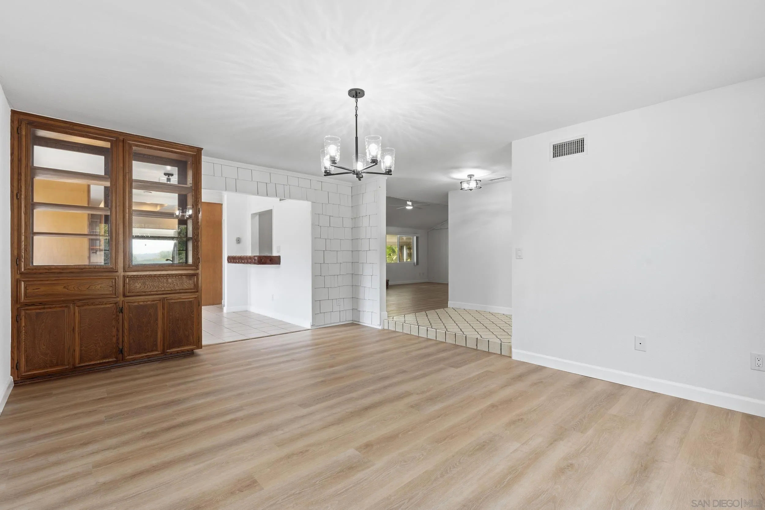 https://cdn.realtyfeed.com/cdn/127/260003865/fff6dfa5c6c6d8c222d6d68664ebfac1.webp