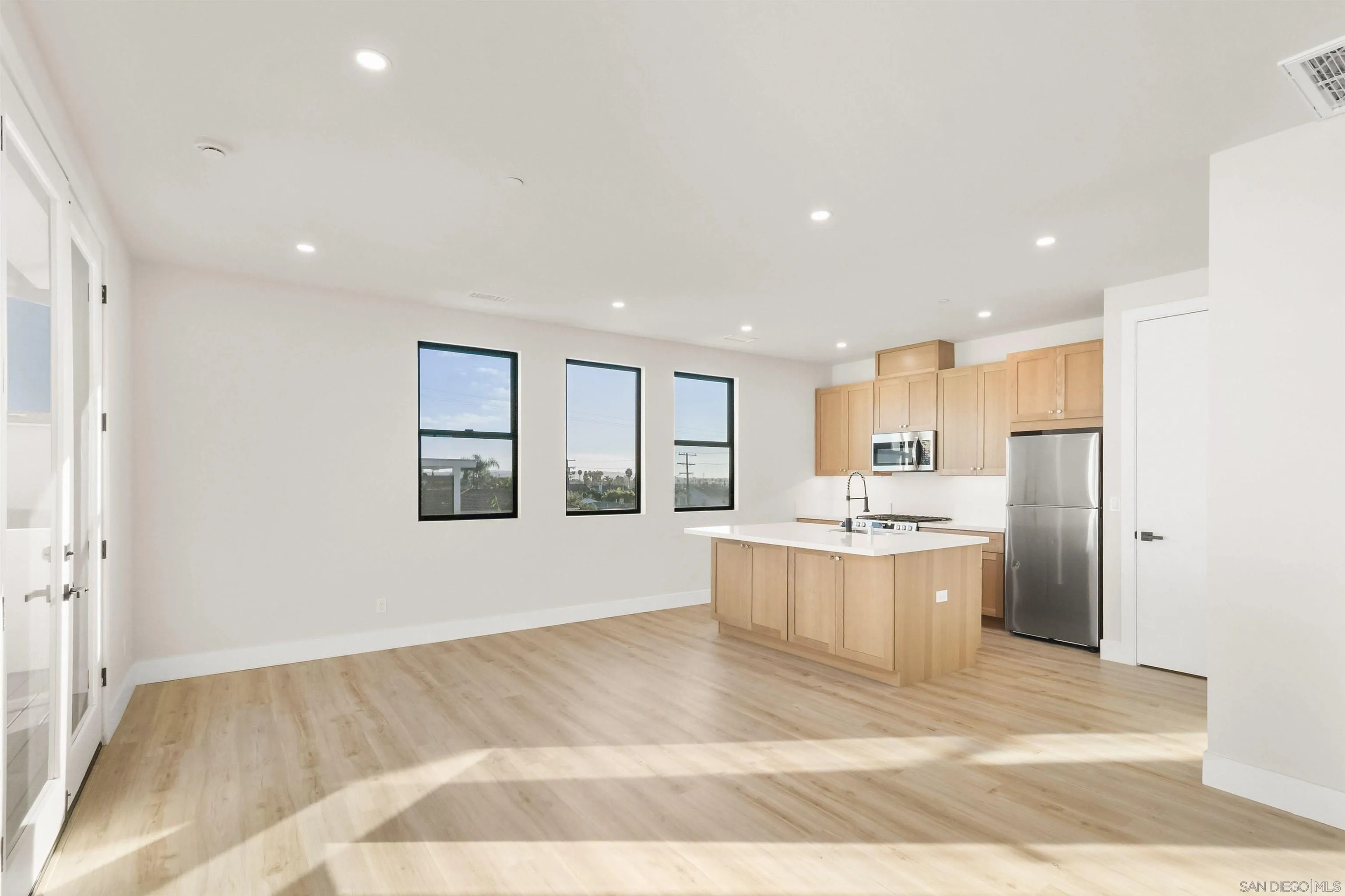 https://cdn.realtyfeed.com/cdn/127/260003866/98b9262b1bd8b7b64d25d660a0e8c67f.webp