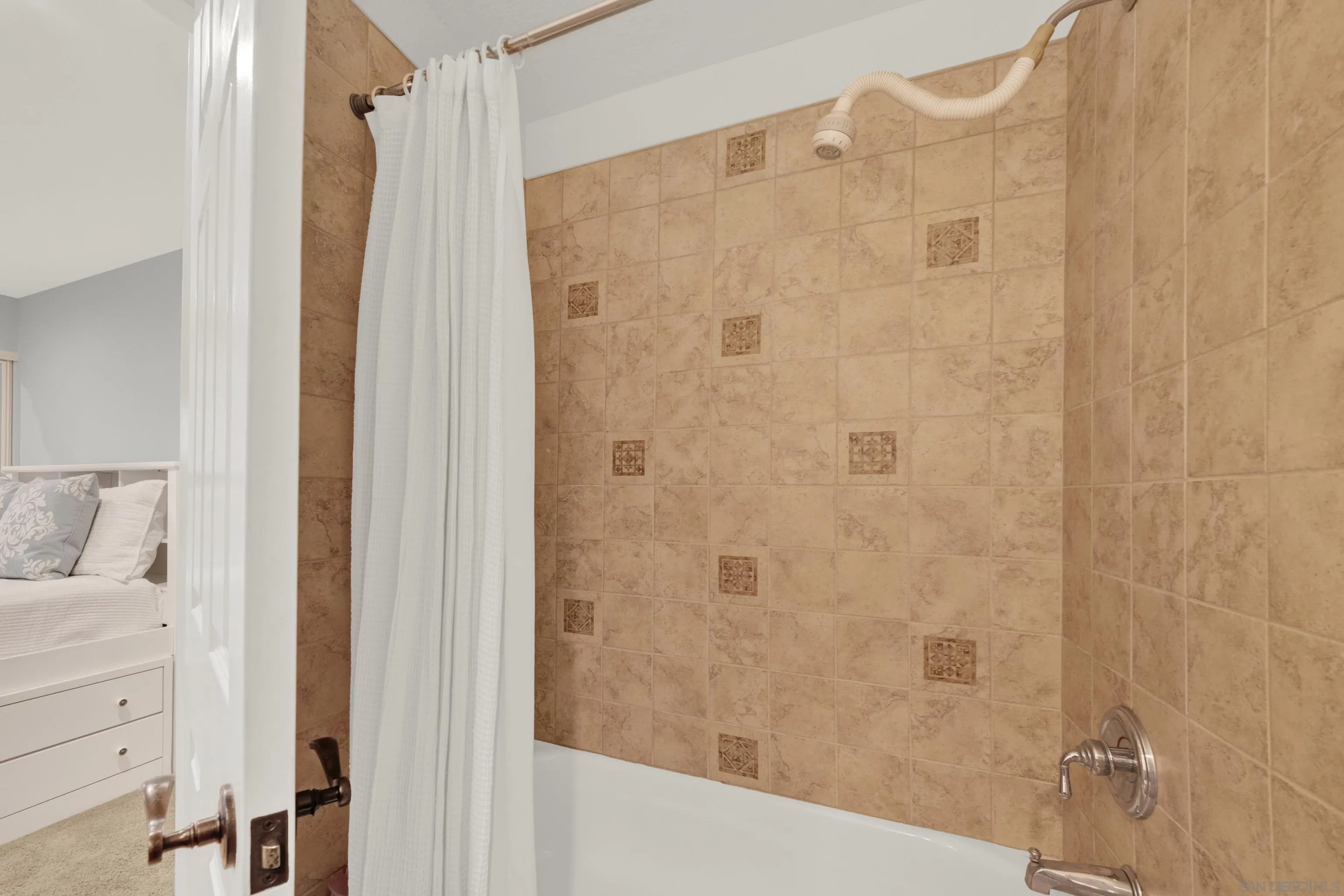 https://cdn.realtyfeed.com/cdn/127/260003894/4b29c72519787b24eda36eba7a96be12.webp