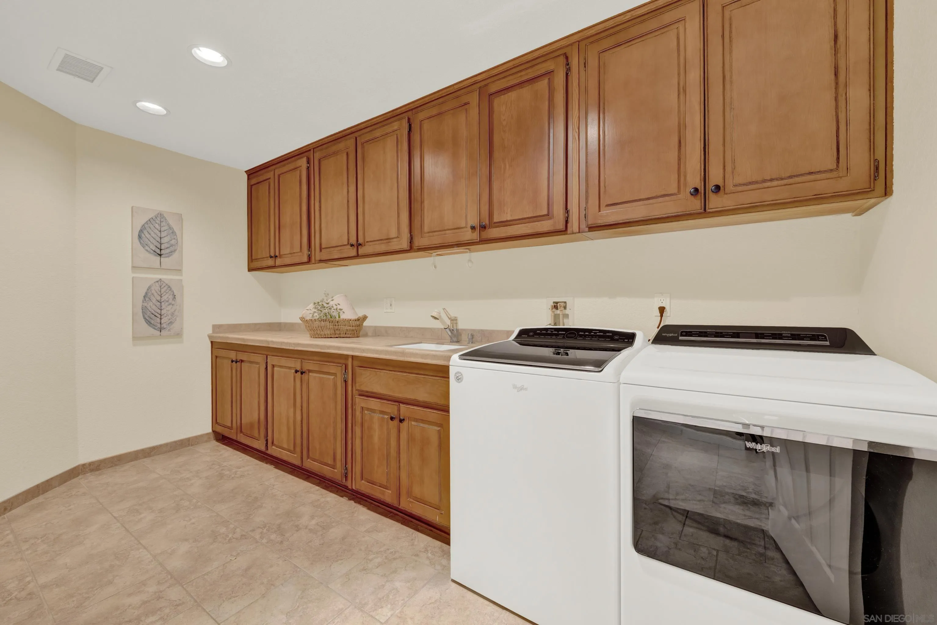 https://cdn.realtyfeed.com/cdn/127/260003894/610febcc711bde220bc4ba46661d0b19.webp