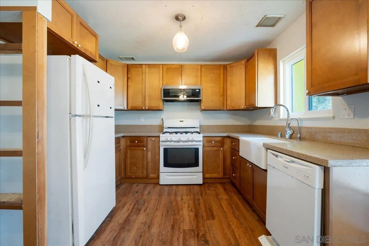 https://cdn.realtyfeed.com/cdn/127/260003899/e9a1e117edbf368937246a80551149ff.webp