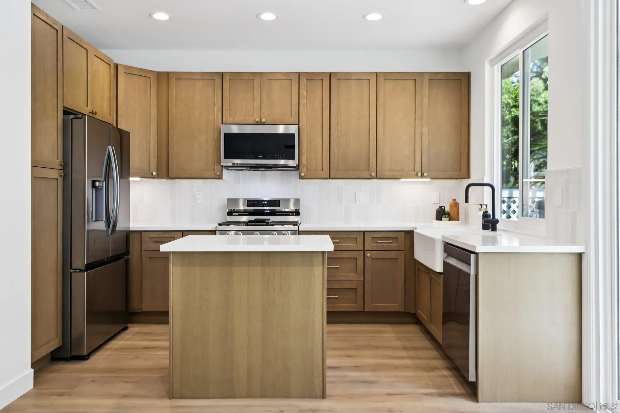 https://cdn.realtyfeed.com/cdn/127/260003915/ace9aa066d66e4a408950437ae9e245b.webp