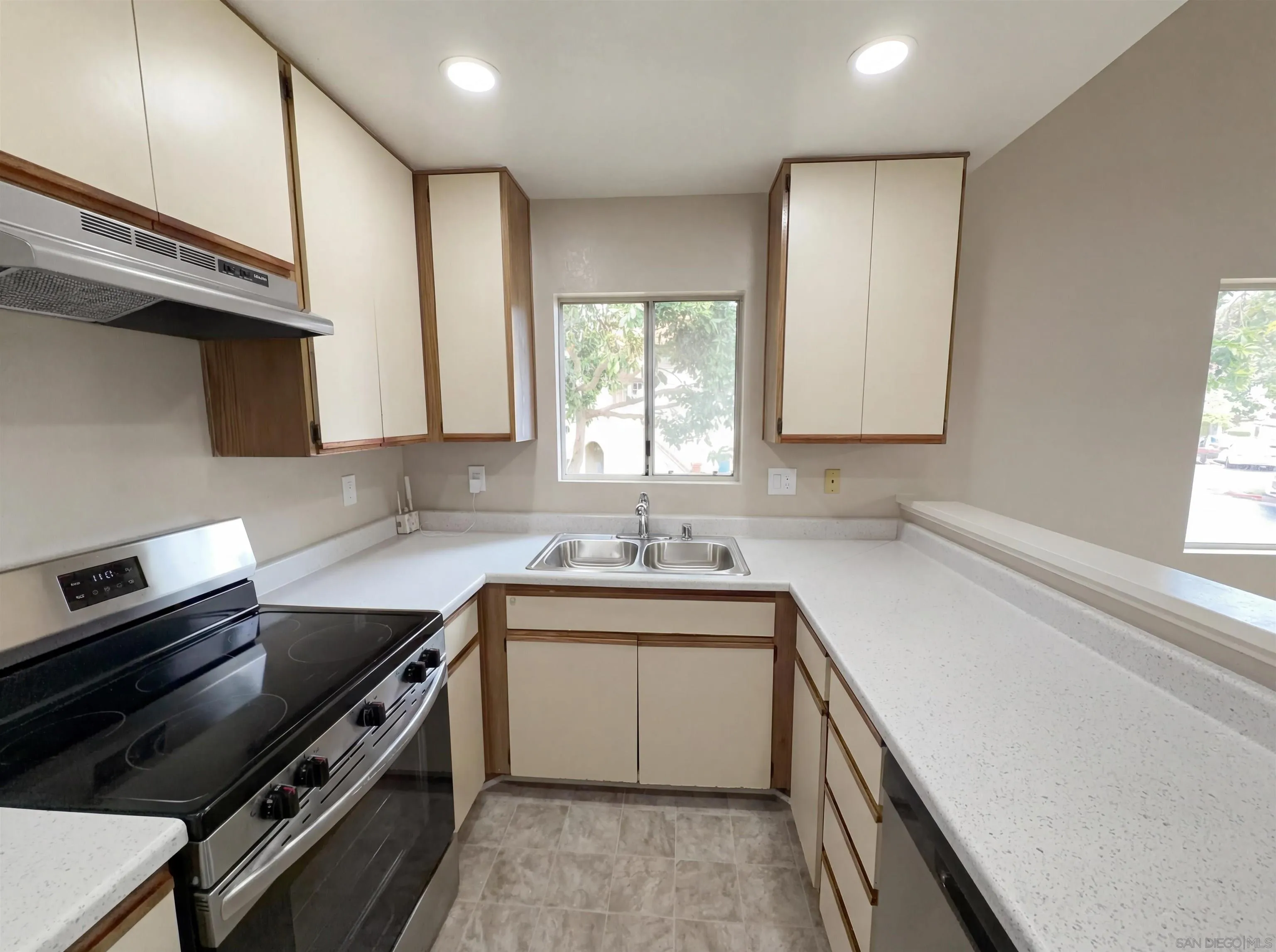 Photo #2: 260003916 Listing: Photo #2