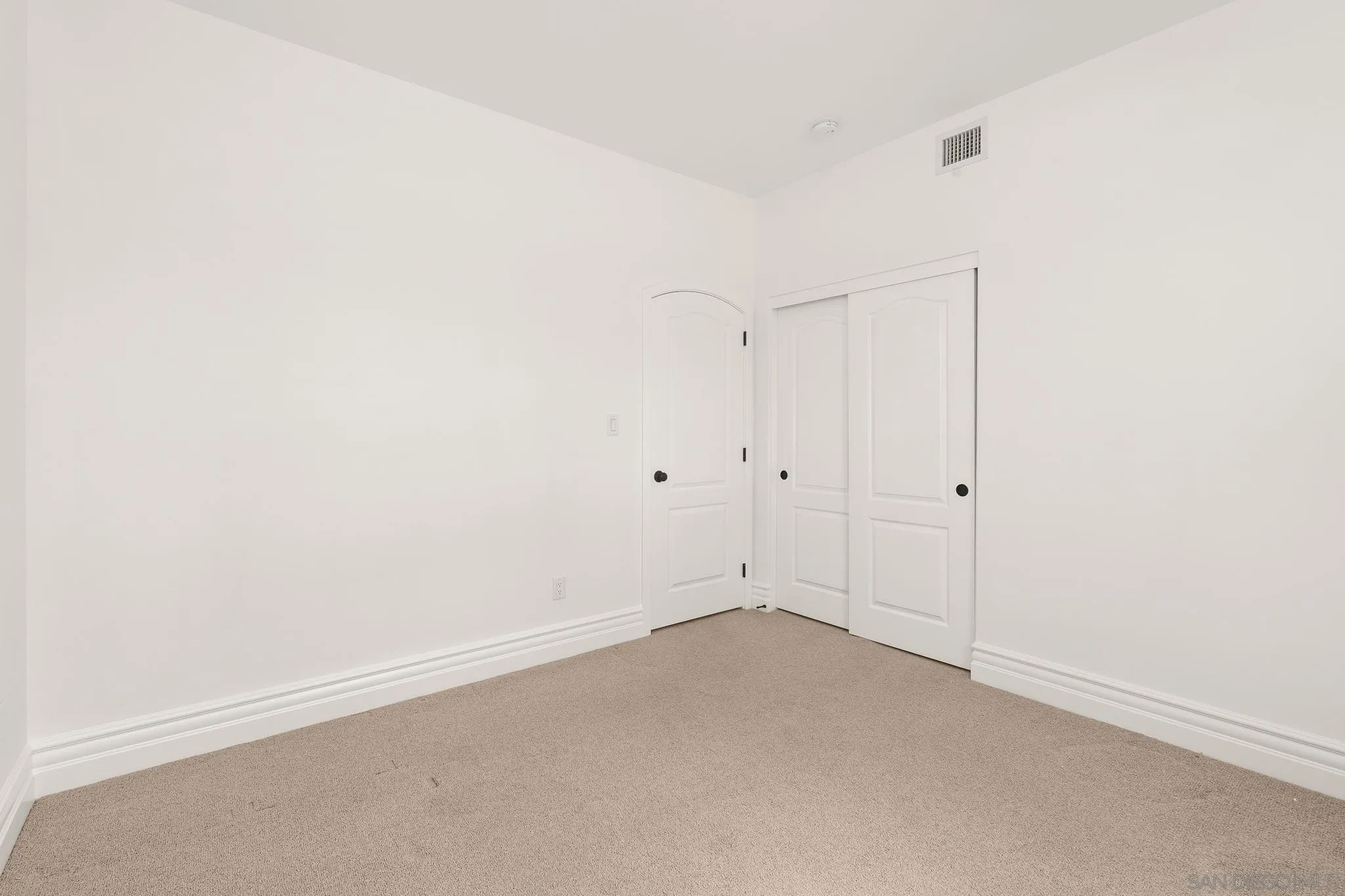 https://cdn.realtyfeed.com/cdn/127/260003927/7231ff1b2480f691462de6e53c16e059.webp