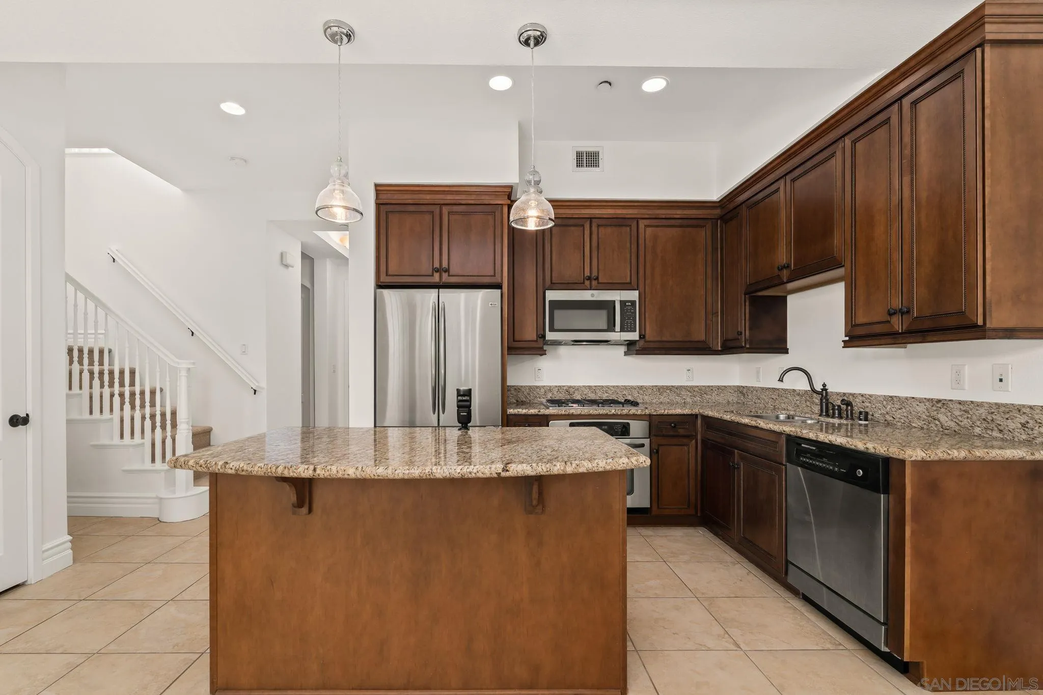 https://cdn.realtyfeed.com/cdn/127/260003927/73d28f54b1fbe126290abe12330eb418.webp
