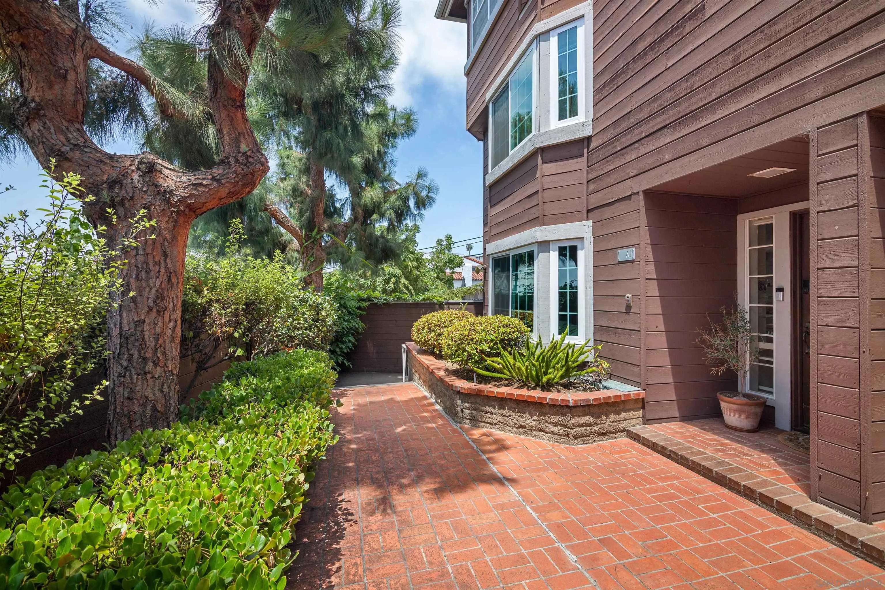 https://cdn.realtyfeed.com/cdn/127/260003946/1fdb7e521fdb131e4cccbe974d4f41e0.webp