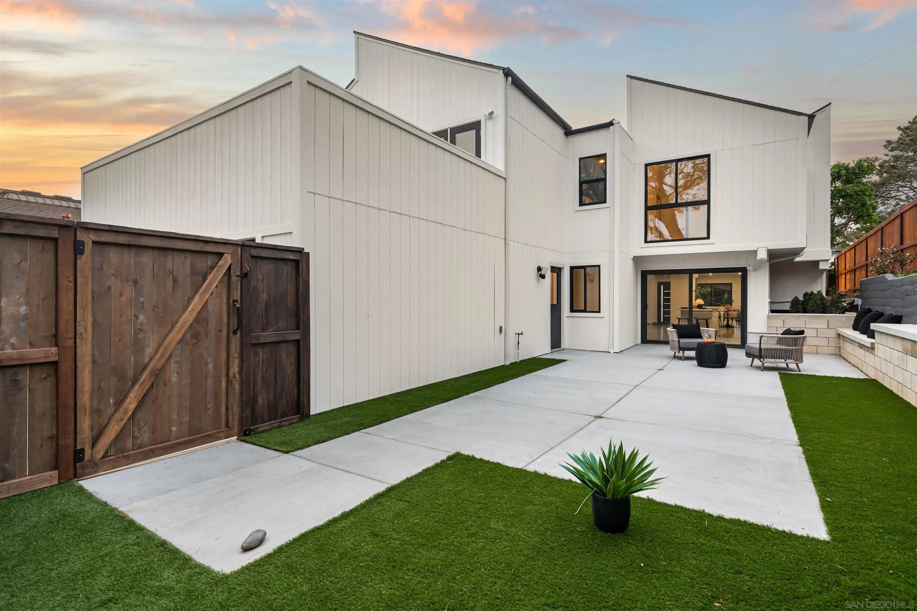 https://cdn.realtyfeed.com/cdn/127/260003963/0869e6ef73f7a163b10f57c1fce94931.webp