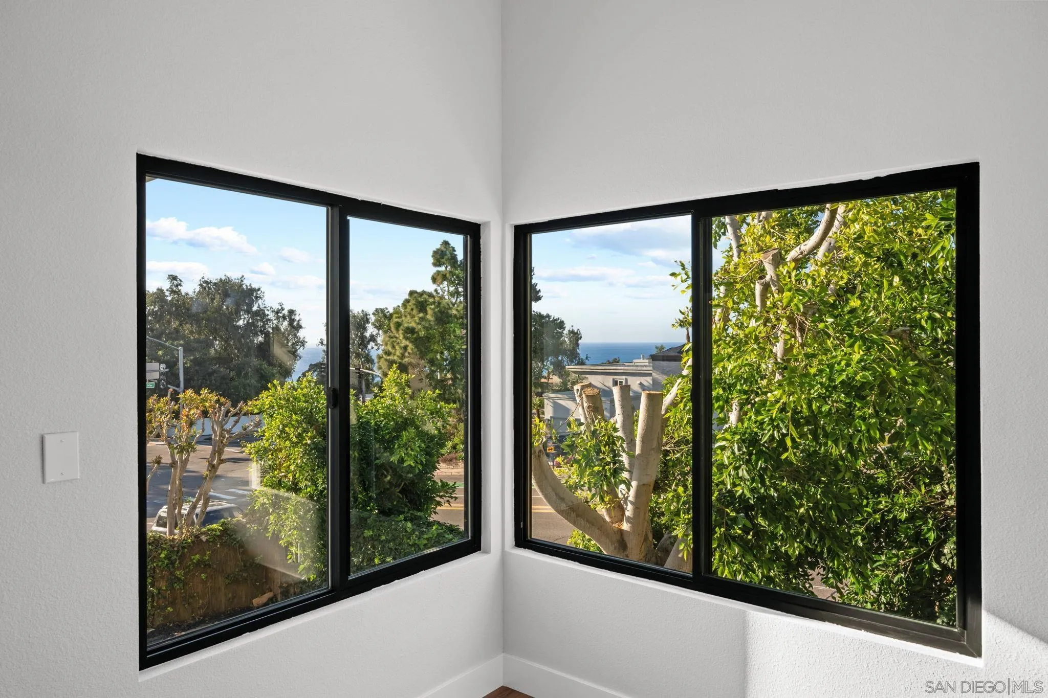 https://cdn.realtyfeed.com/cdn/127/260003963/fa5172475692a8c858d70d66f28ce2c2.webp