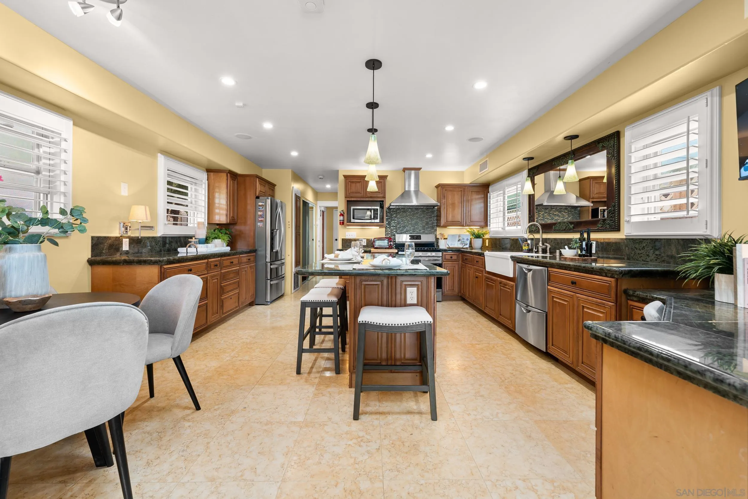https://cdn.realtyfeed.com/cdn/127/260003969/326f71a1168b3cdb1e72d526e17725b5.webp