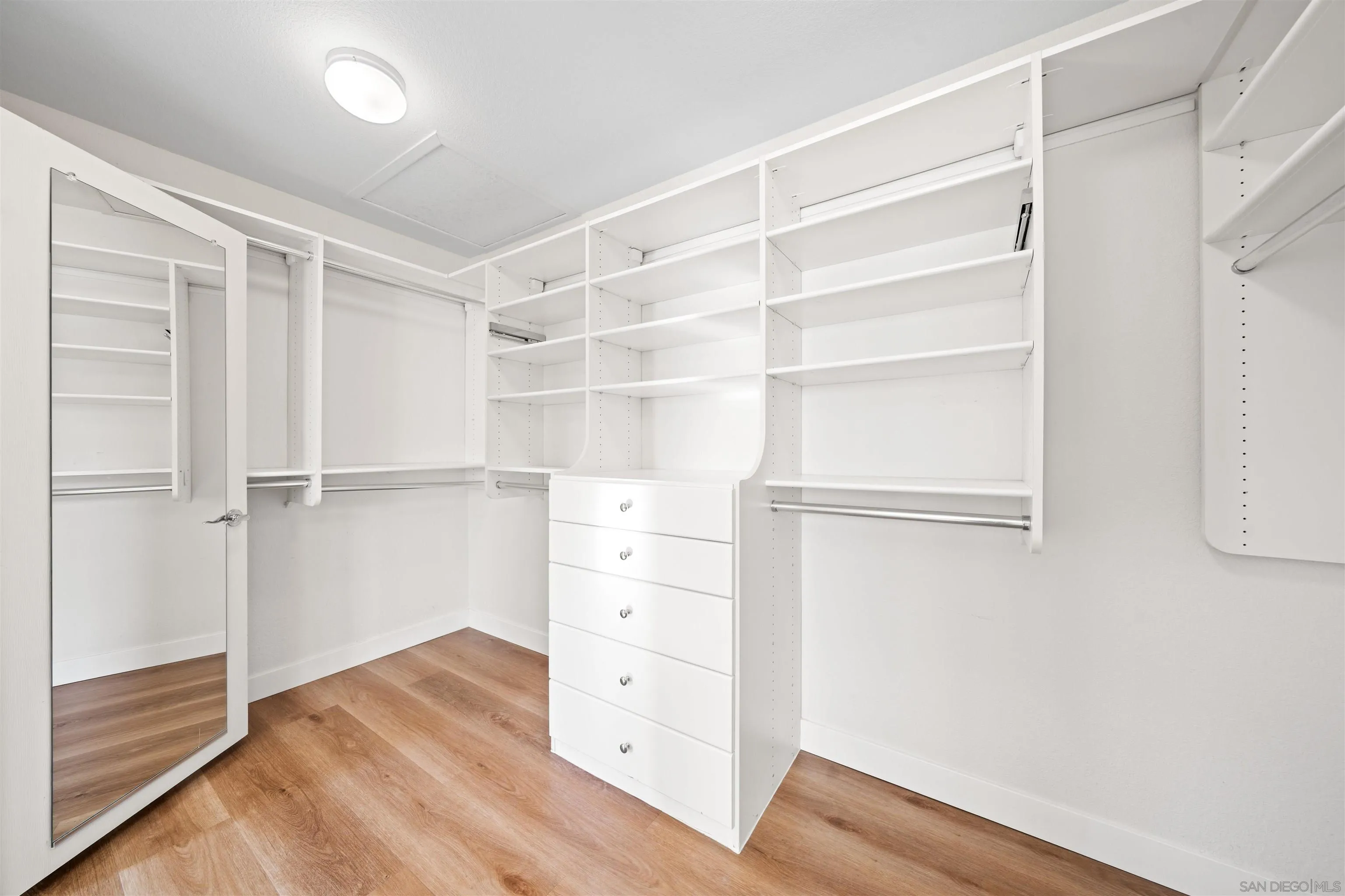 https://cdn.realtyfeed.com/cdn/127/260003978/61e3d41761a7c49495b142db5118a134.webp