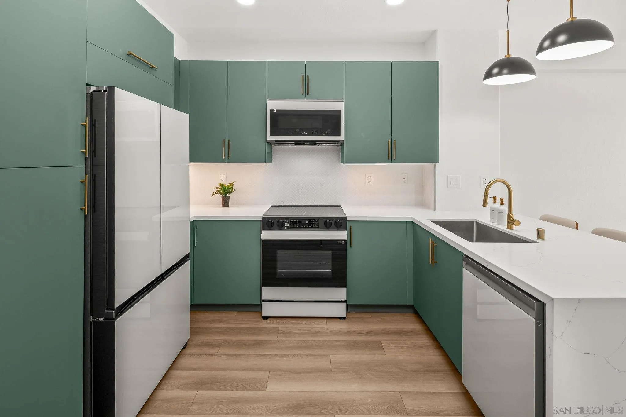 Photo #1: 260003987 Listing: Photo #1