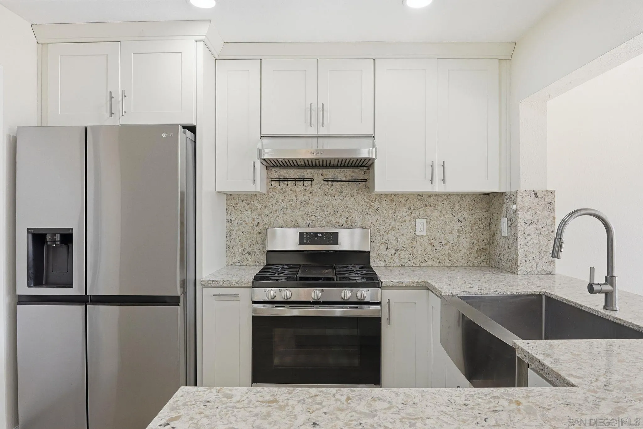 https://cdn.realtyfeed.com/cdn/127/260003988/745cd3cef21d2048bbd587945a9cc592.webp