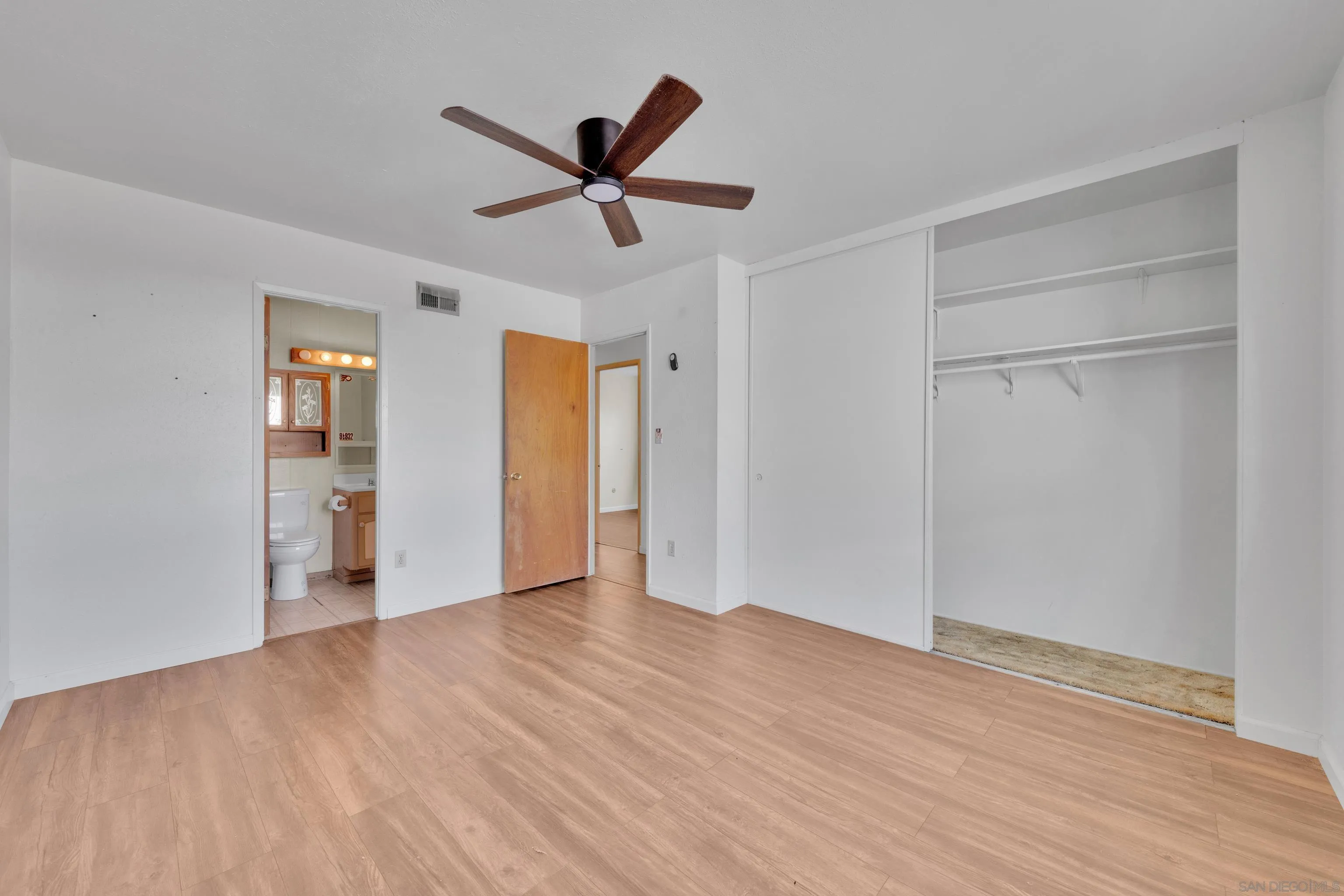 https://cdn.realtyfeed.com/cdn/127/260004015/230a557813f1e3fb3357e50deafb8b05.webp