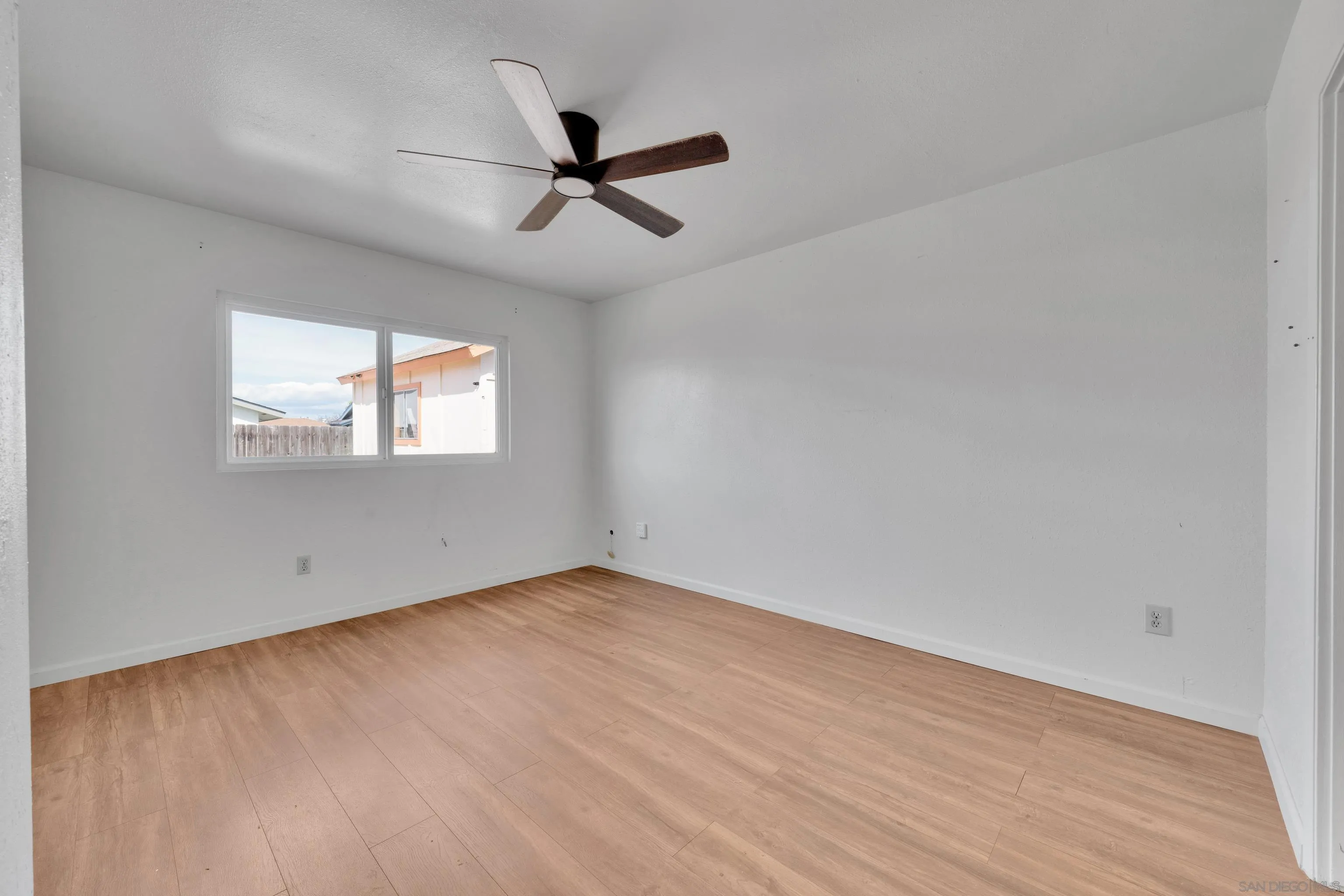 https://cdn.realtyfeed.com/cdn/127/260004015/97dd27d6d2f7f0492bf3f48785b6e803.webp