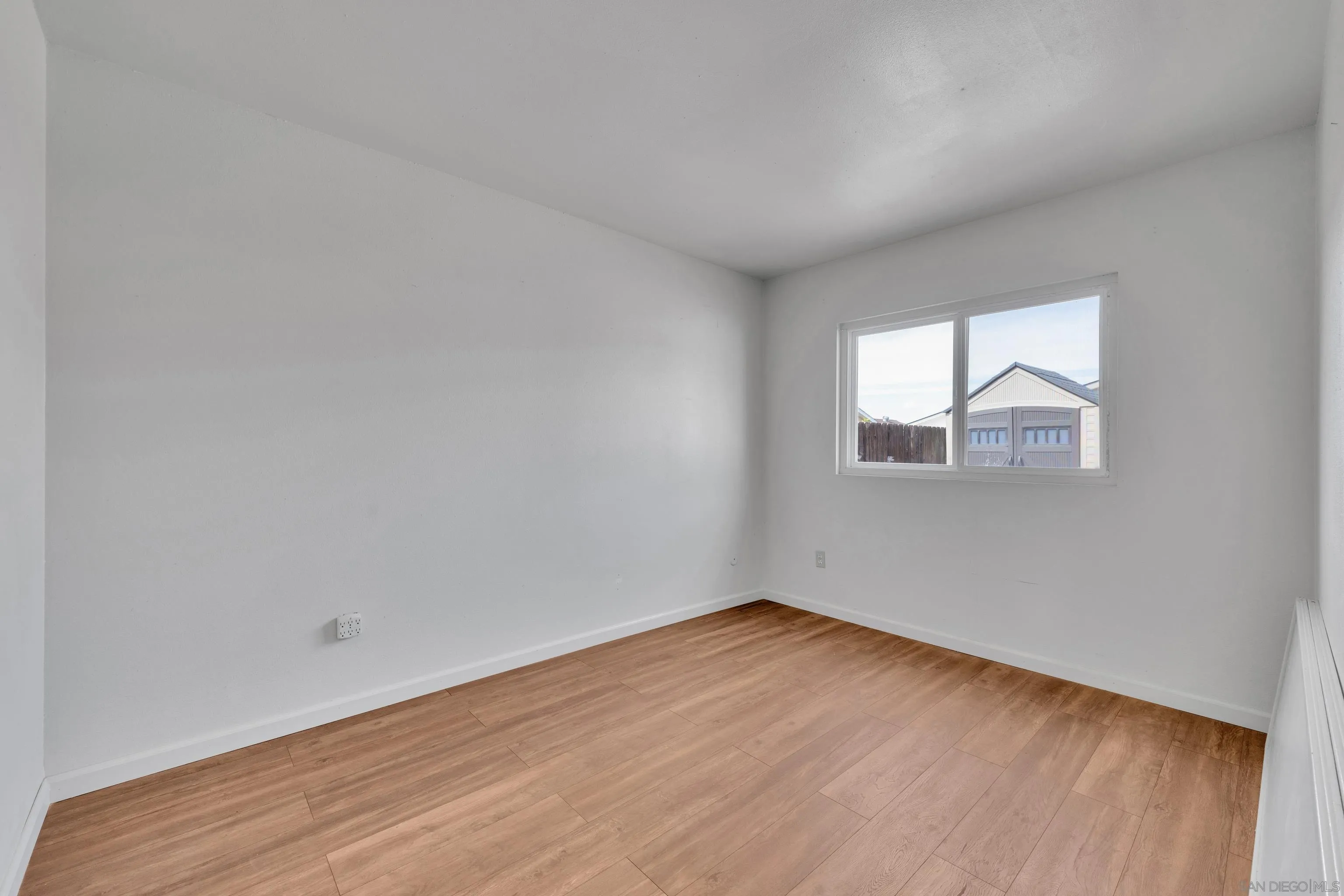 https://cdn.realtyfeed.com/cdn/127/260004015/add01631dc968bbf77e8405931cec199.webp