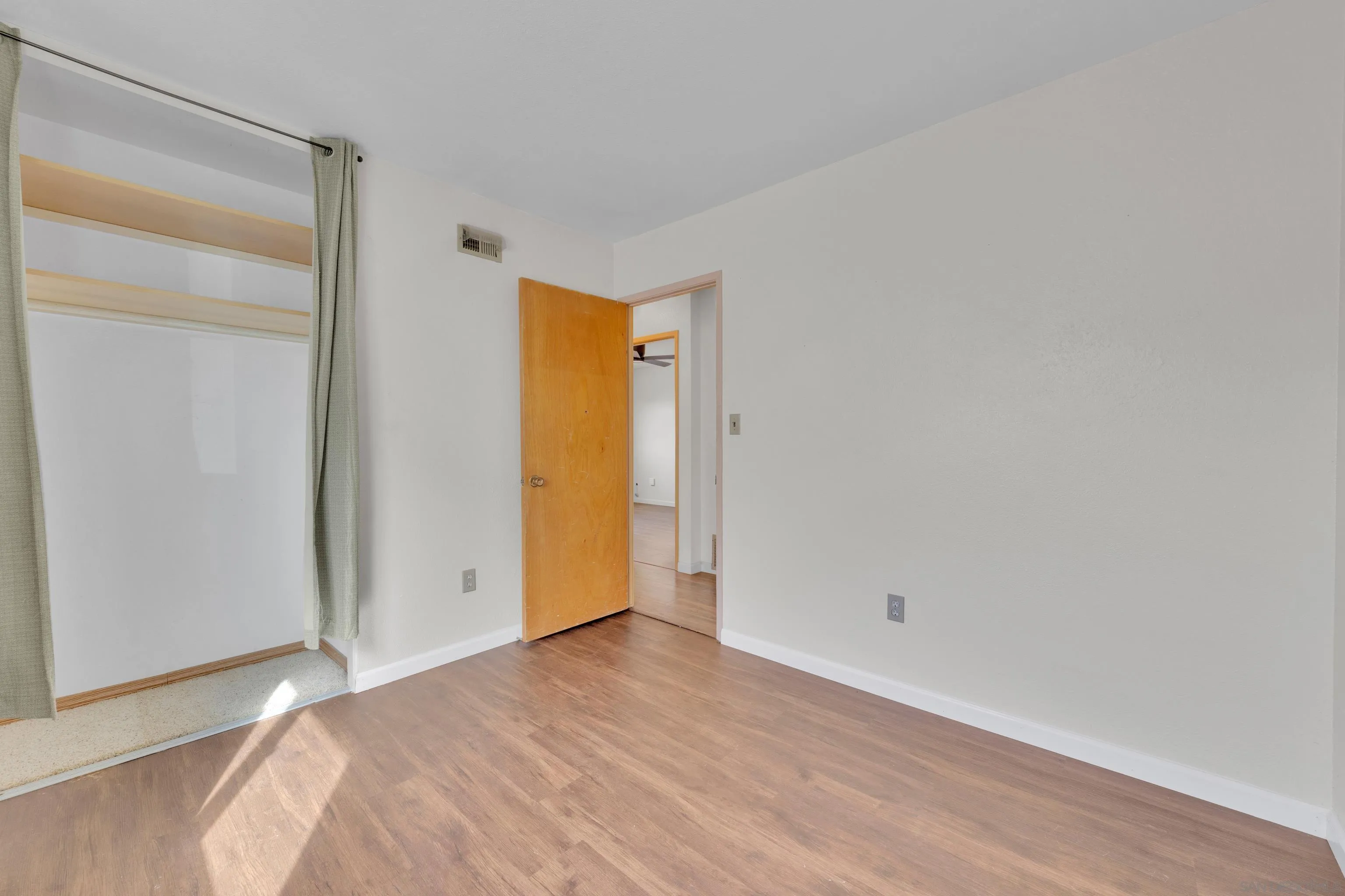 https://cdn.realtyfeed.com/cdn/127/260004015/d5f35494b8055116b2af1dddee1d22e6.webp