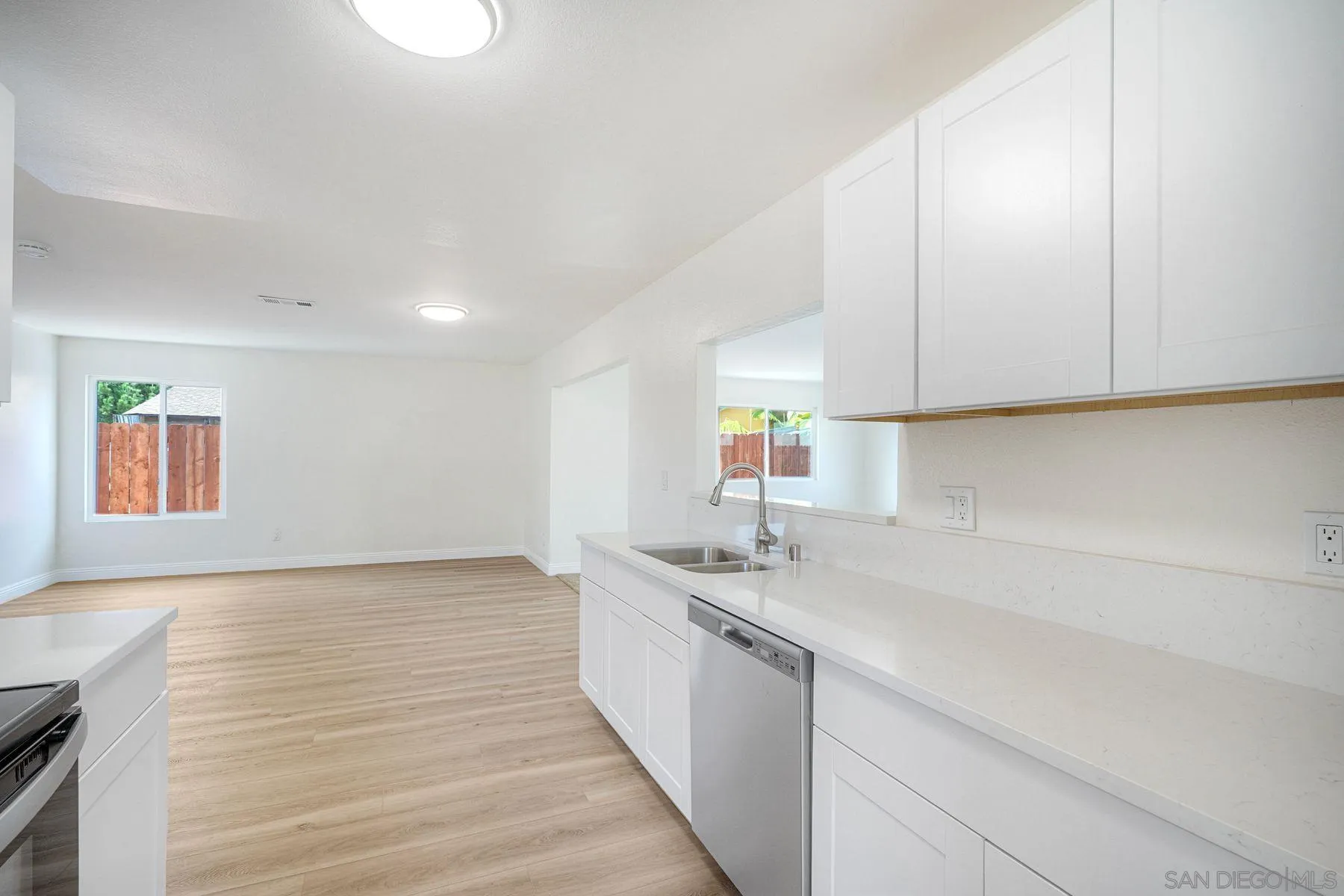 https://cdn.realtyfeed.com/cdn/127/260004019/0b1c0e69e450899d36b3563955eb94f8.webp