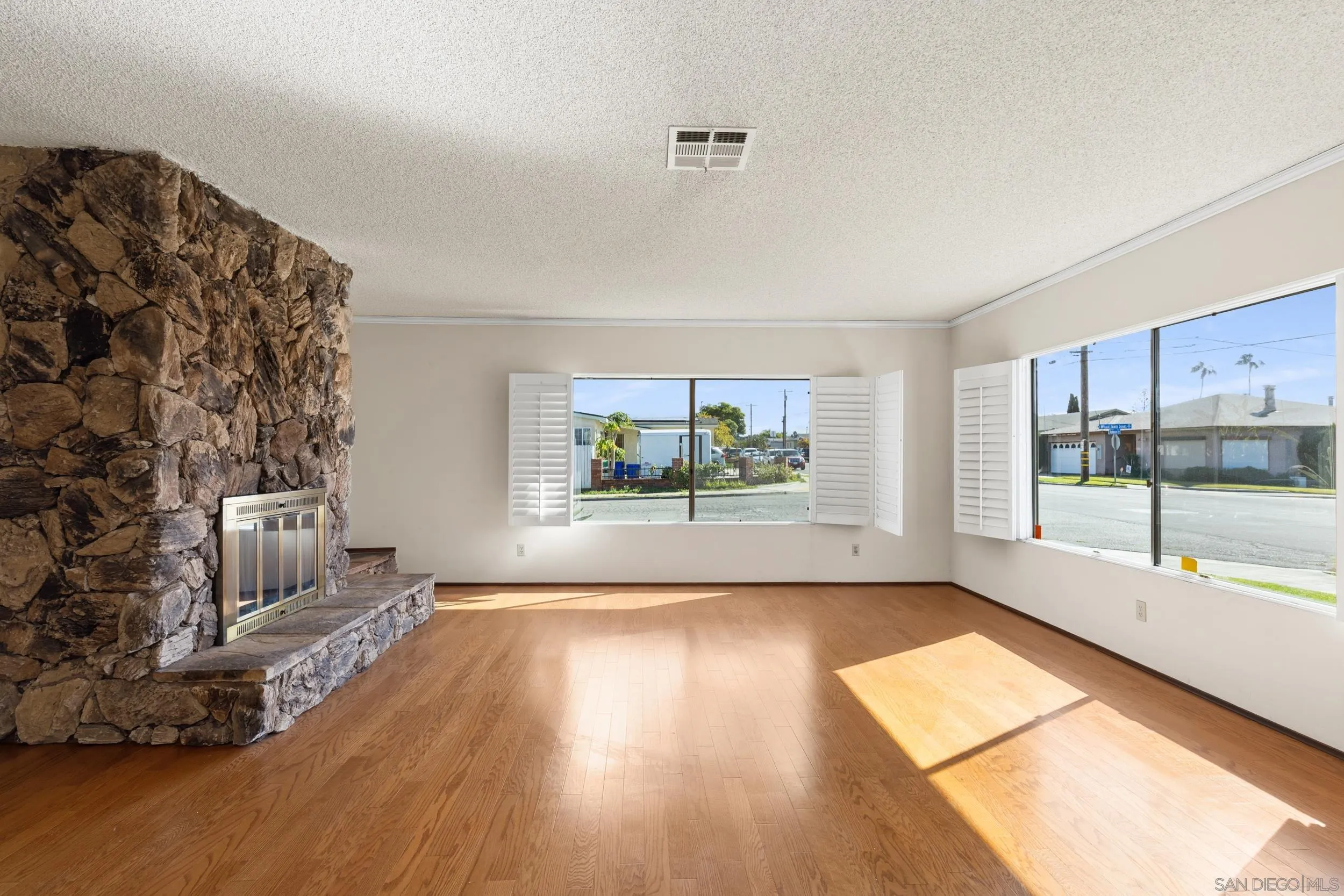 https://cdn.realtyfeed.com/cdn/127/260004020/cd8d3d2ec365070c95f6a17fba9c6673.webp