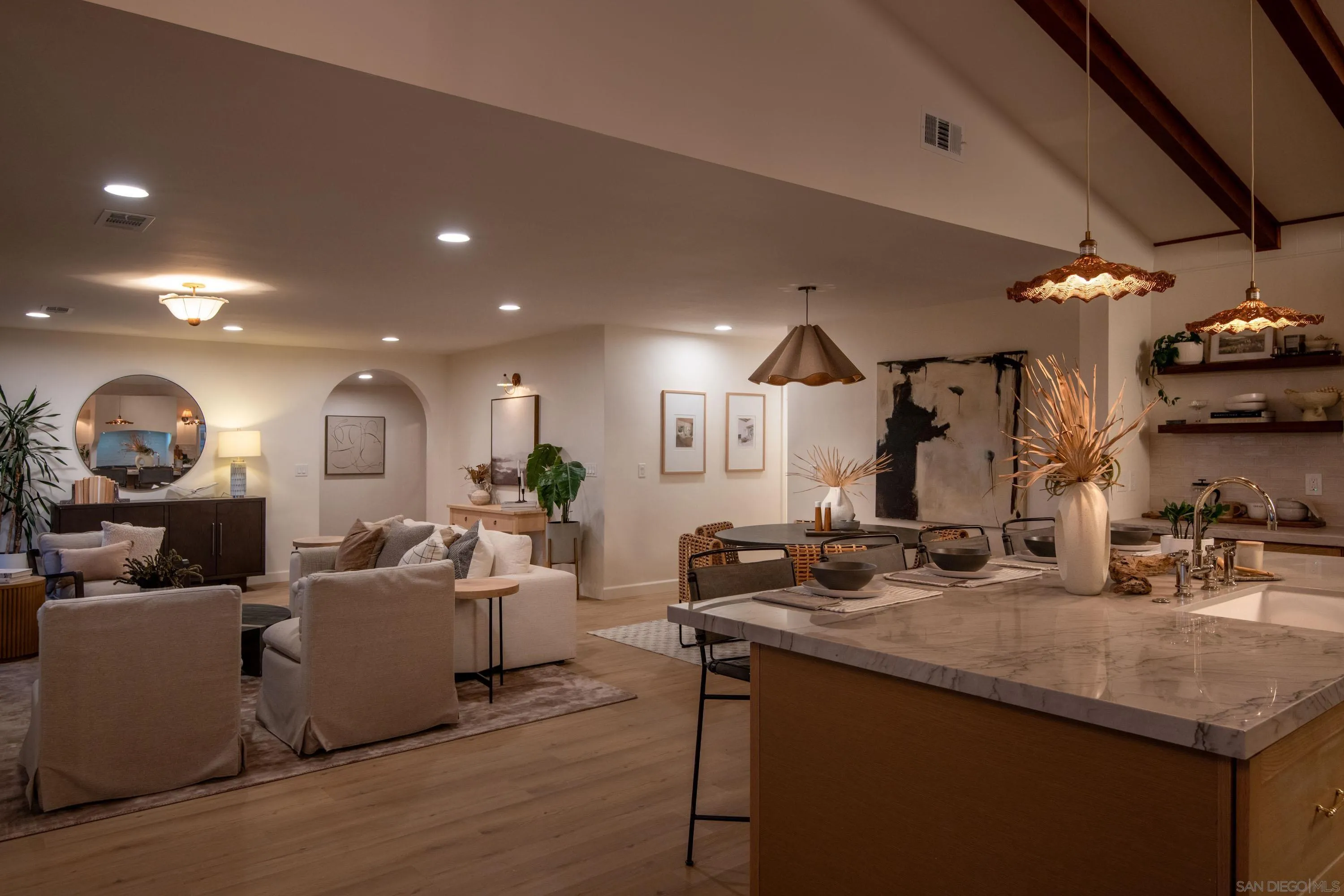 https://cdn.realtyfeed.com/cdn/127/260004030/938dc22d20a24461ad0cc11d5b16c13e.webp