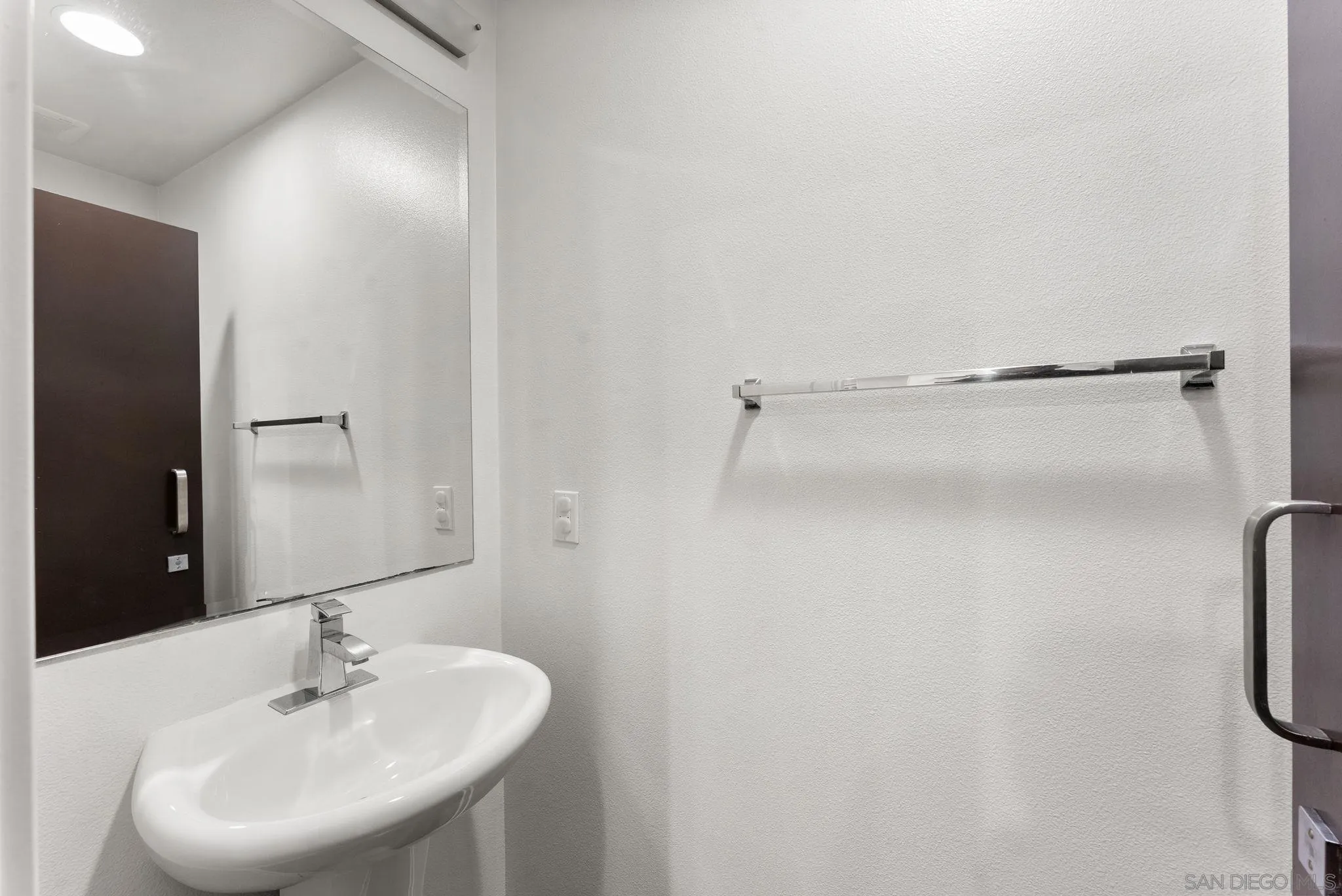 https://cdn.realtyfeed.com/cdn/127/260004051/27f18373cf35bf40ccb915b21d1f8fc2.webp