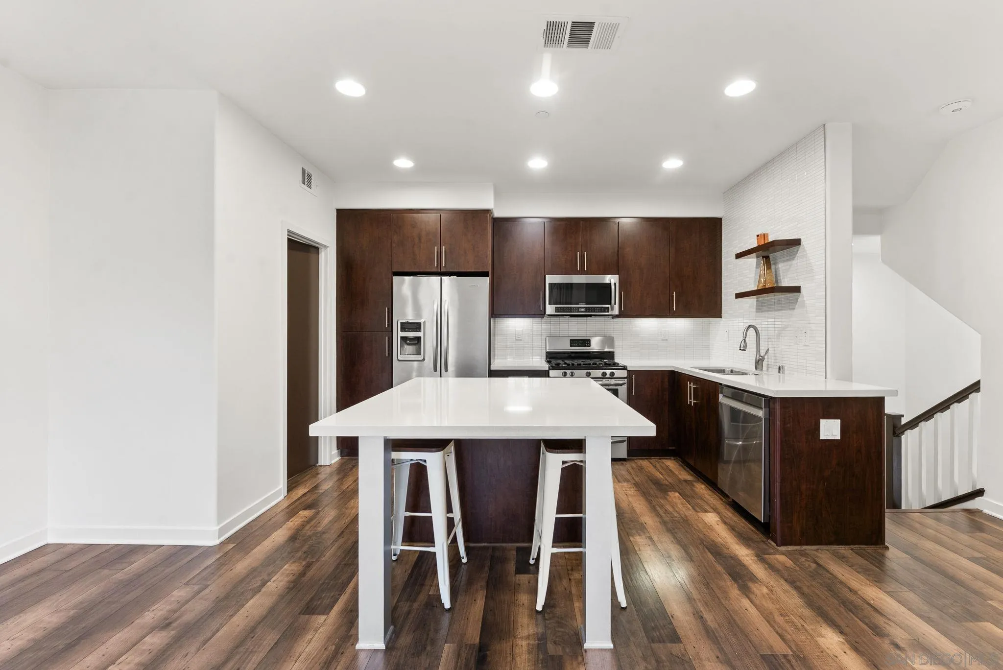 https://cdn.realtyfeed.com/cdn/127/260004051/b71b2447a0cead6bccda7ba5622ffe54.webp