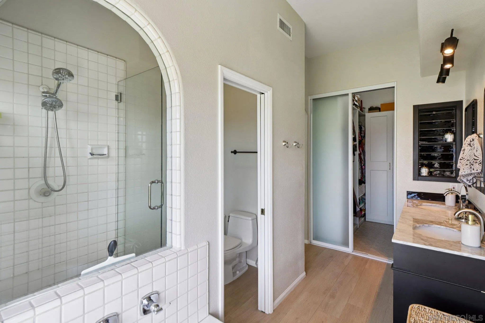 https://cdn.realtyfeed.com/cdn/127/260004065/42c7d94ad3c62ad64b5517a4d383ed5b.webp