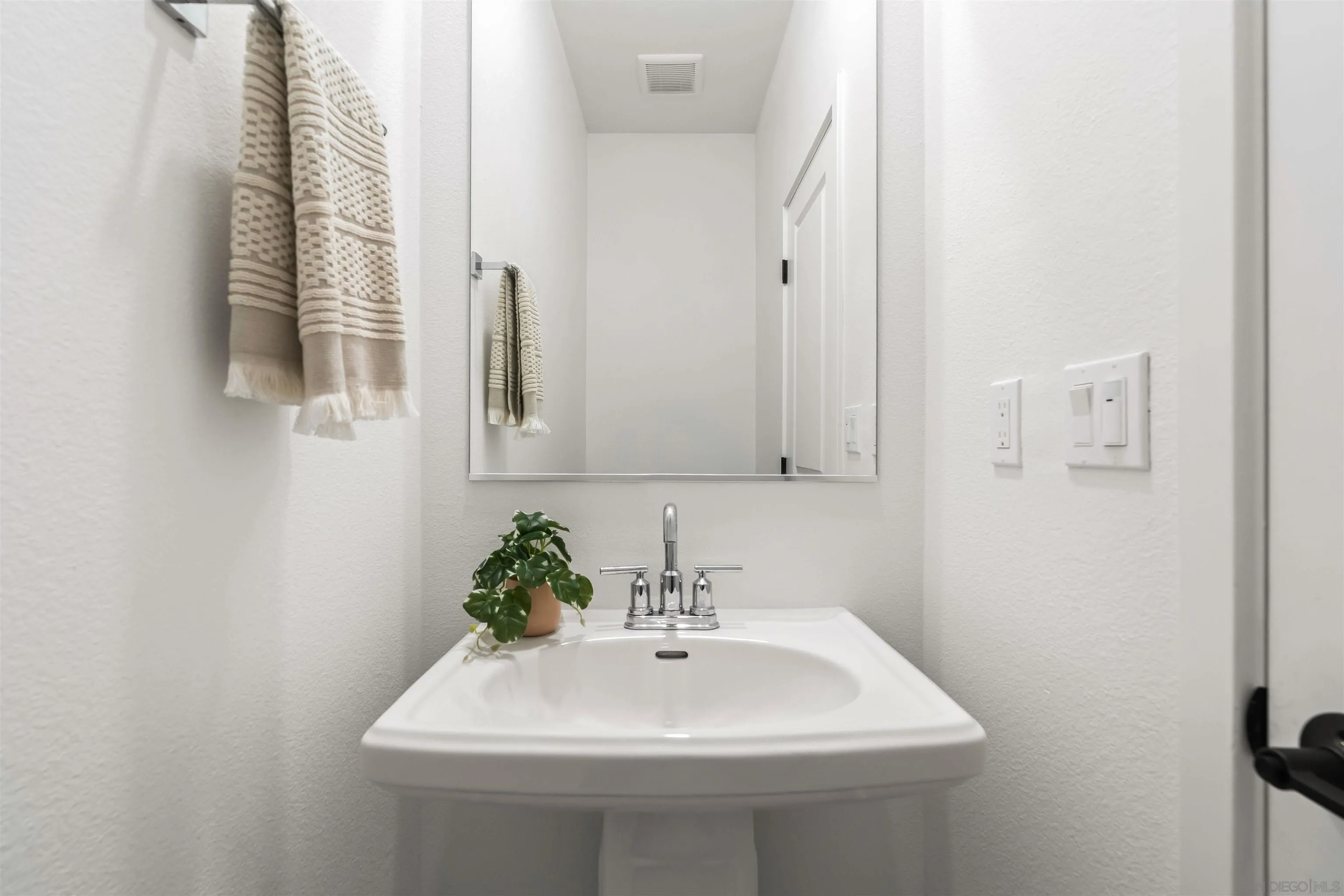 https://cdn.realtyfeed.com/cdn/127/260004075/4729f0bd458516212999077297bf6ff9.webp