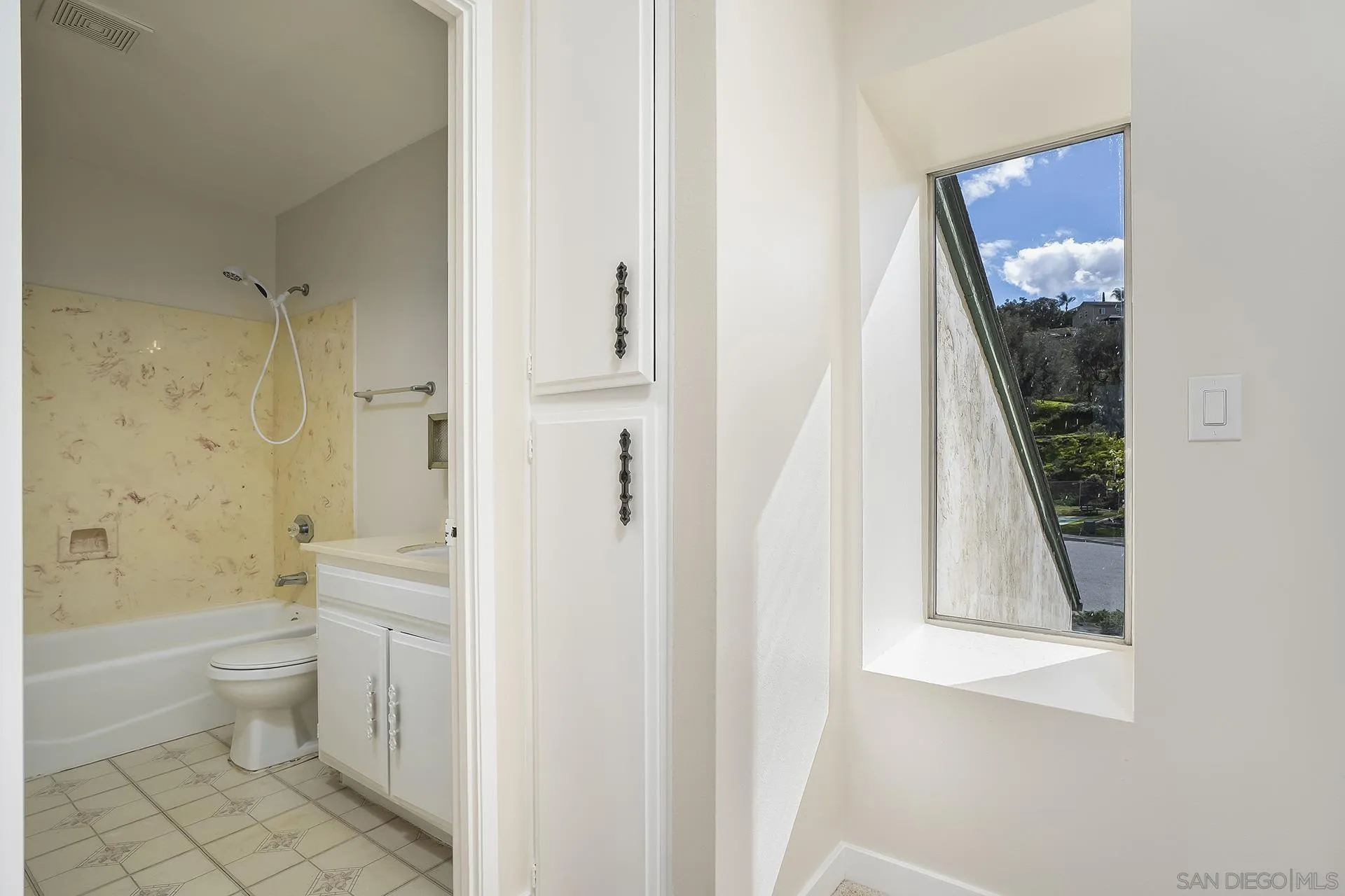 https://cdn.realtyfeed.com/cdn/127/260004077/b2bfa82d2224f43e910221b48f75a399.webp