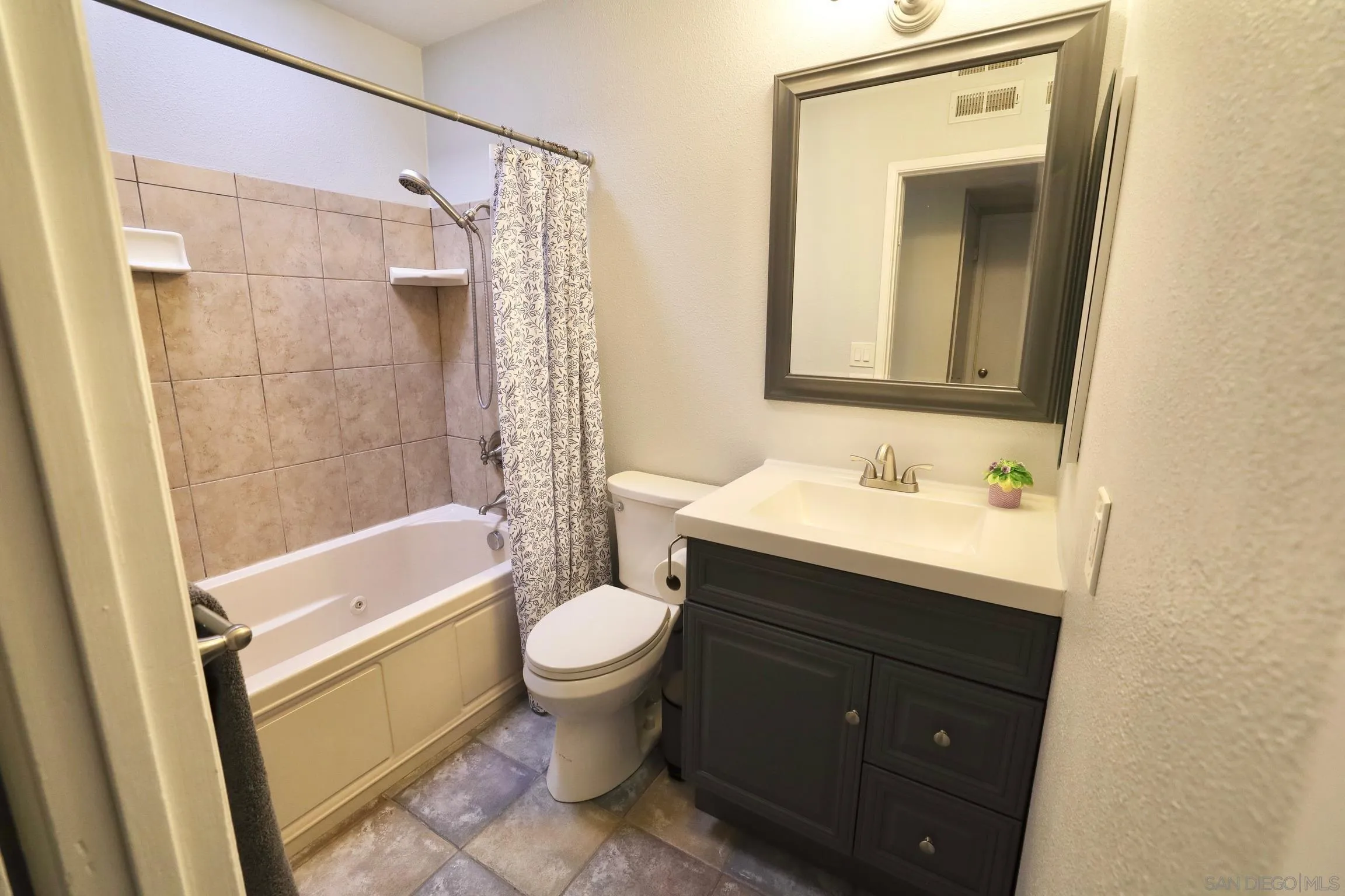 https://cdn.realtyfeed.com/cdn/127/260004084/562c06a489fe9e15397058e351ee55a2.webp