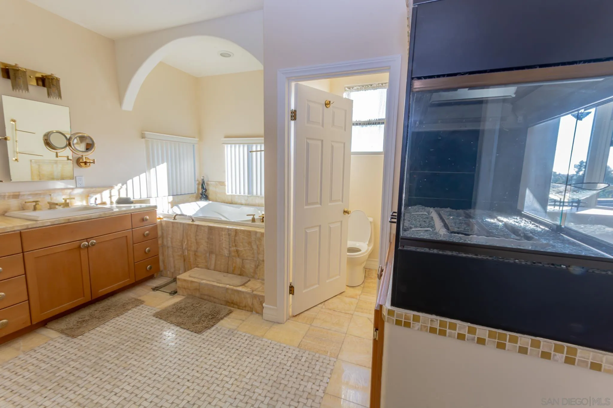 https://cdn.realtyfeed.com/cdn/127/260004106/864af7ec98d74fa26655cd66125335f1.webp